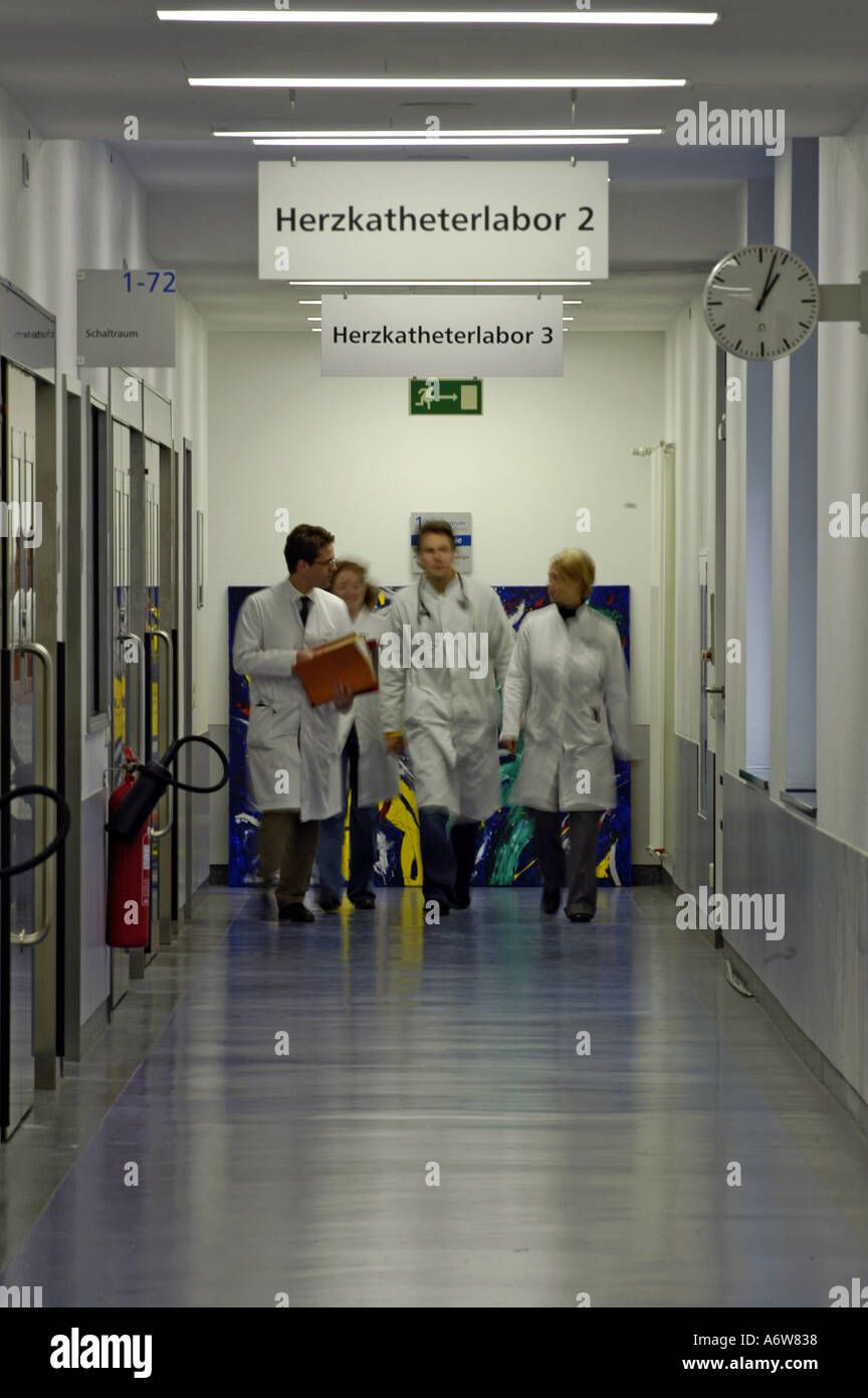 DEU Deutschland Westdeutsches Herzzentrum Essen Klinik fuer Thorax und Kardiovaskulare Chirurgie Klinik fuer Kardiologie Flur DEU Germania Ovest Centro cardiaco Essen clinica per il corridoio di cardiologia WICHTIG Fotos duerfen nicht fuer Werbung PR anderer Kliniken Krankenhaeuser eingesetzt werden Foto Stock