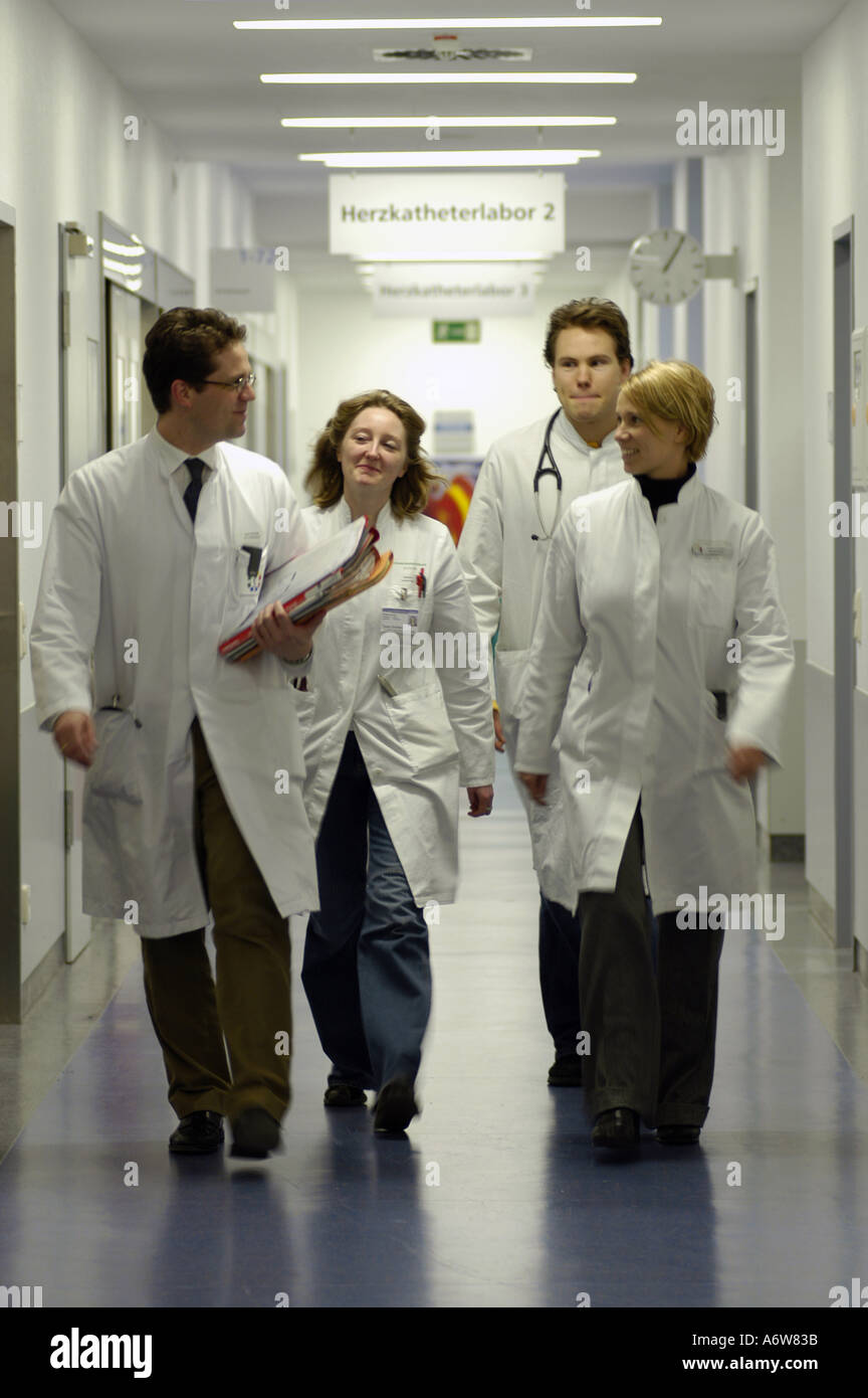 DEU Deutschland Westdeutsches Herzzentrum Essen Klinik fuer Thorax und Kardiovaskulare Chirurgie Klinik fuer Kardiologie Flur DEU Germania Ovest Centro cardiaco Essen clinica per il corridoio di cardiologia WICHTIG Fotos duerfen nicht fuer Werbung PR anderer Kliniken Krankenhaeuser eingesetzt werden Foto Stock