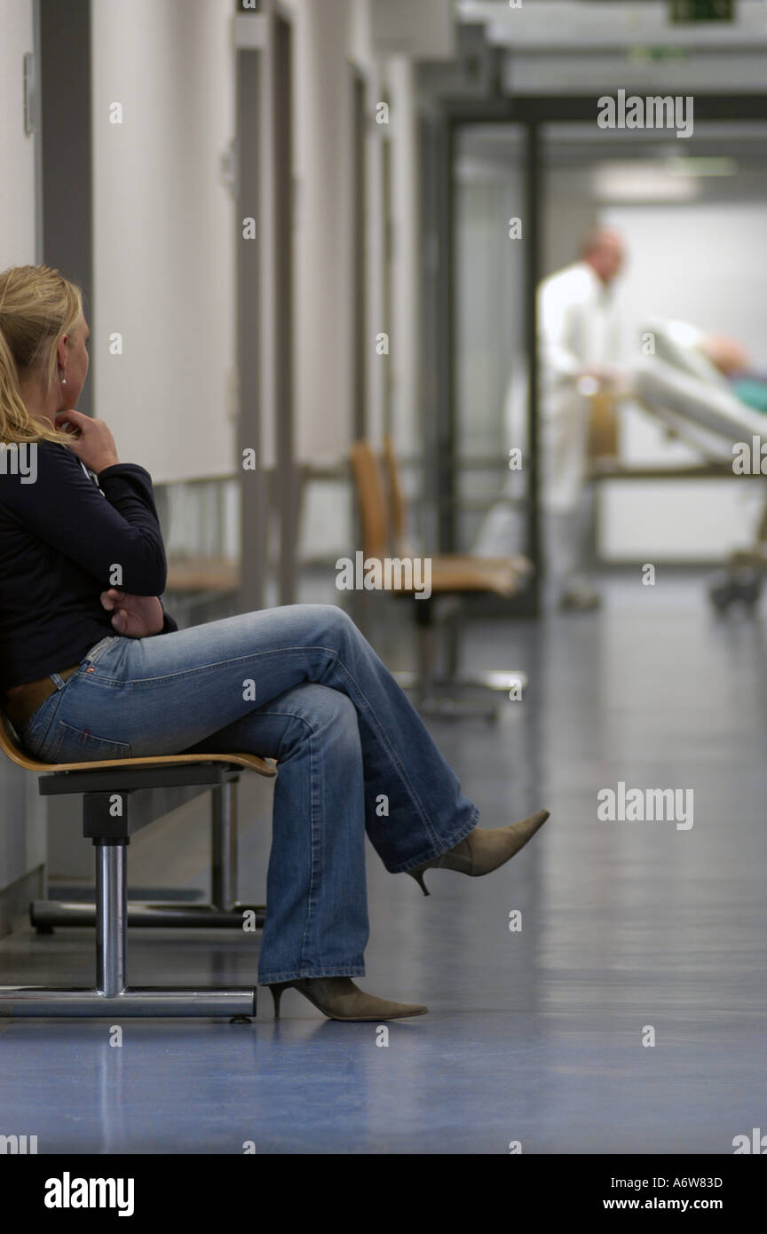 DEU Deutschland Westdeutsches Herzzentrum Essen Klinik fuer Thorax und Kardiovaskulare Chirurgie Klinik fuer Kardiologie Flur DEU Germania Ovest Centro cardiaco Essen clinica per il corridoio di cardiologia WICHTIG Fotos duerfen nicht fuer Werbung PR anderer Kliniken Krankenhaeuser eingesetzt werden Foto Stock