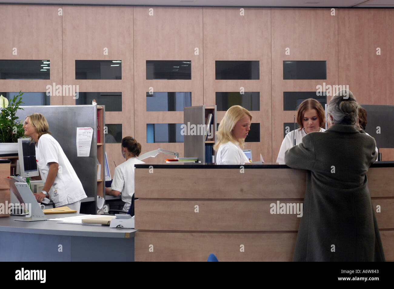 DEU Deutschland Westdeutsches Herzzentrum Essen Klinik fuer Thorax und Kardiovaskulare Chirurgie Klinik fuer Kardiologie Empfang Patienten Aufnahme DEU Germania Ovest Centro cuore Essen clinica per cardiologia WICHTIG Fotos duerfen nicht fuer Werbung PR anderer Kliniken Krankenhaeuser eingesetzt werden Foto Stock