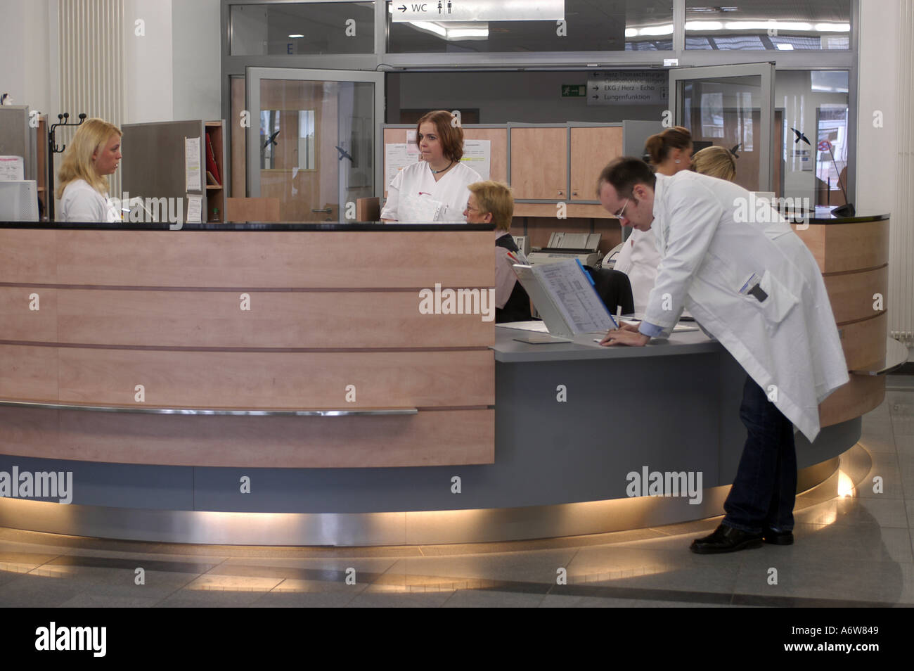 DEU Deutschland Westdeutsches Herzzentrum Essen Klinik fuer Thorax und Kardiovaskulare Chirurgie Klinik fuer Kardiologie Empfang Patienten Aufnahme DEU Germania Ovest Centro cuore Essen clinica per cardiologia WICHTIG Fotos duerfen nicht fuer Werbung PR anderer Kliniken Krankenhaeuser eingesetzt werden Foto Stock