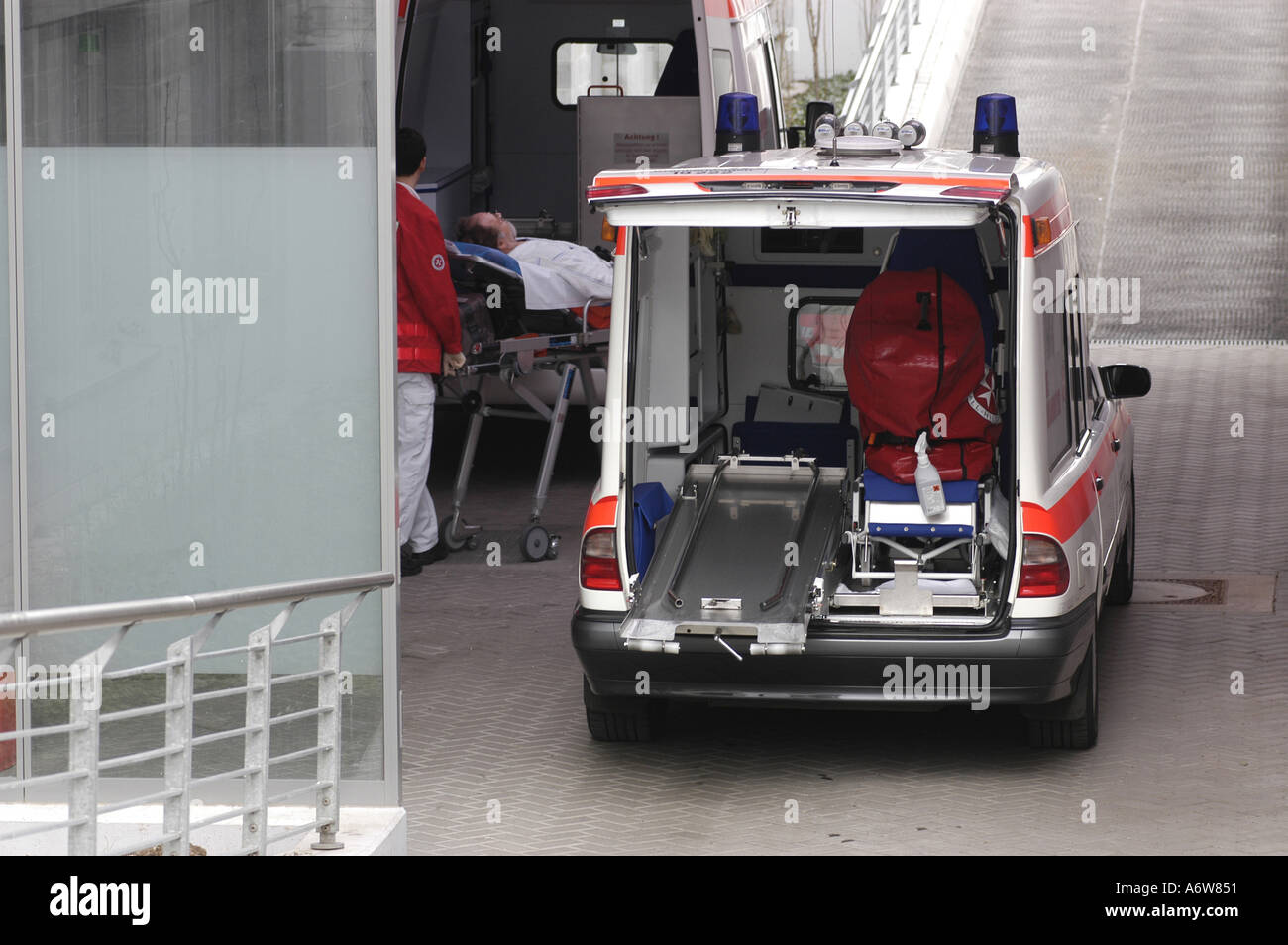 DEU Deutschland Westdeutsches Herzzentrum Essen Klinik fuer Thorax und Kardiovaskulare Chirurgie Klinik fuer Kardiologie Notaufnahme DEU Germania Ovest Centro cuore di Essen clinica per ambulanza cardiologia WICHTIG Fotos duerfen nicht fuer Werbung PR anderer Kliniken Krankenhaeuser eingesetzt werden Foto Stock
