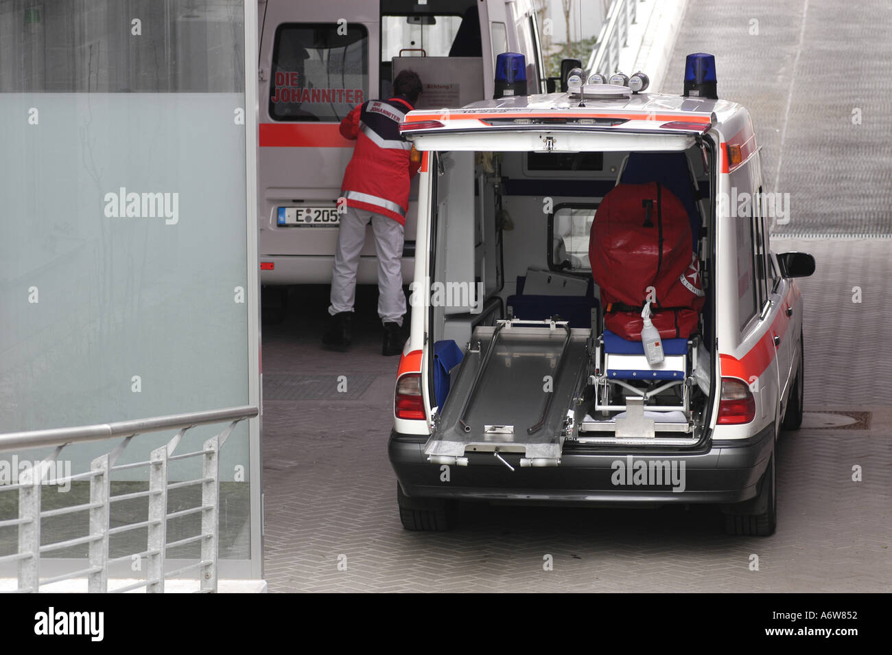 DEU Deutschland Westdeutsches Herzzentrum Essen Klinik fuer Thorax und Kardiovaskulare Chirurgie Klinik fuer Kardiologie Notaufnahme DEU Germania Ovest Centro cuore di Essen clinica per ambulanza cardiologia WICHTIG Fotos duerfen nicht fuer Werbung PR anderer Kliniken Krankenhaeuser eingesetzt werden Foto Stock