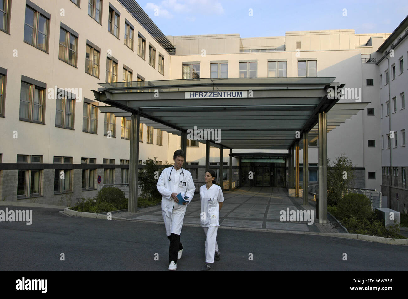 DEU Deutschland Westdeutsches Herzzentrum Essen Klinik fuer Thorax und Kardiovaskulare Chirurgie Klinik fuer Kardiologie Eingangsbereich DEU Germania Ovest Centro cardiaco Essen clinica per la chirurgia toracica e cardiovascolare e clinica per l'ingresso cardiologia WICHTIG Fotos duerfen nicht fuer Werbung PR anderer Kliniken Krankenhaeuser eingesetzt werden Foto Stock