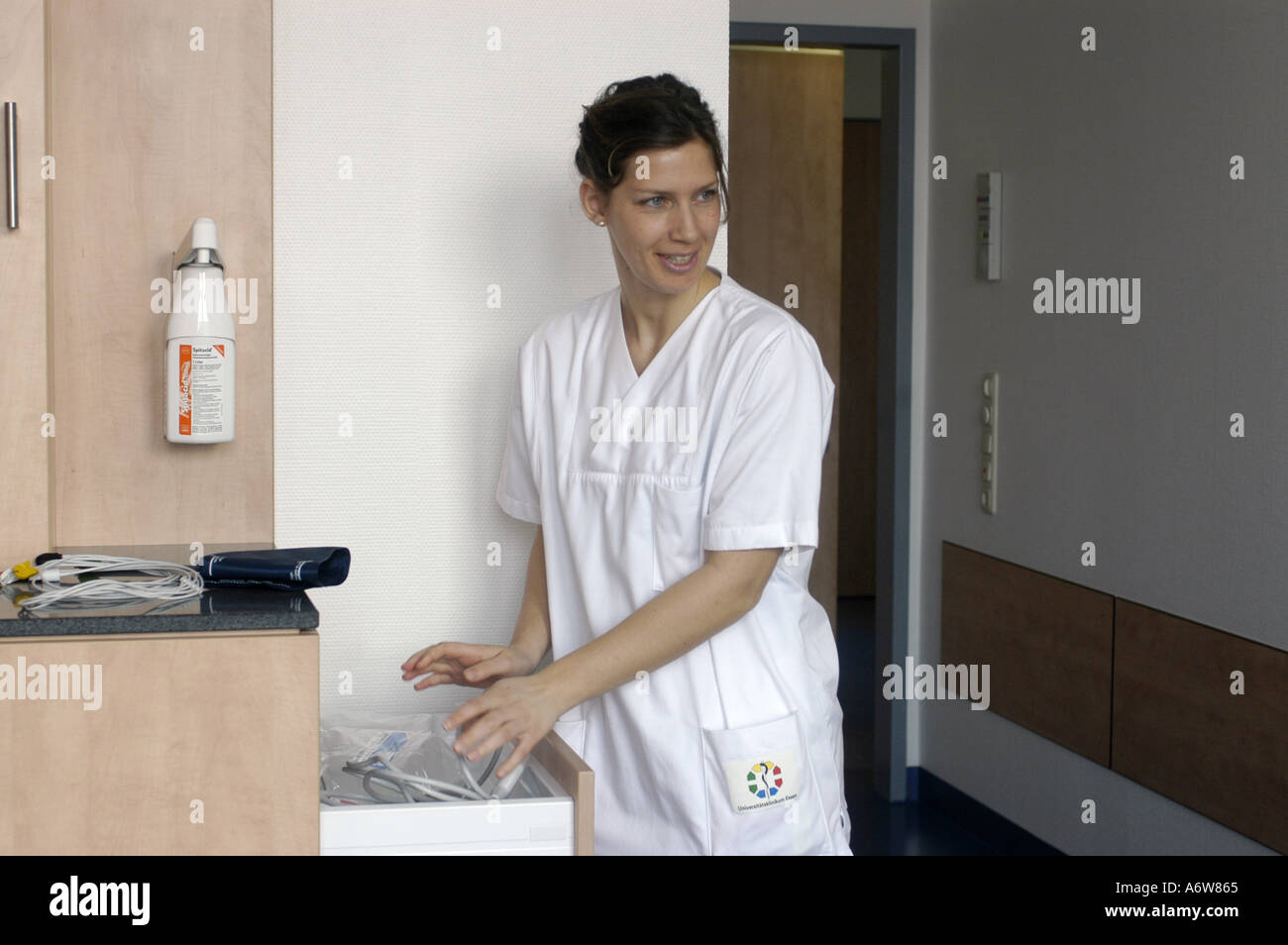 DEU Deutschland Essen Westdeutsches Herzzentrum Essen Klinik fuer Thorax und Kardiovaskulare Chirurgie Klinik fuer Kardiologie Krankenschwester DEU Germania Essen West German Heart Center clinica per cardiologia infermiera WICHTIG Fotos duerfen nicht fuer Werbung PR anderer Kliniken Krankenhaeuser eingesetzt werden Foto Stock