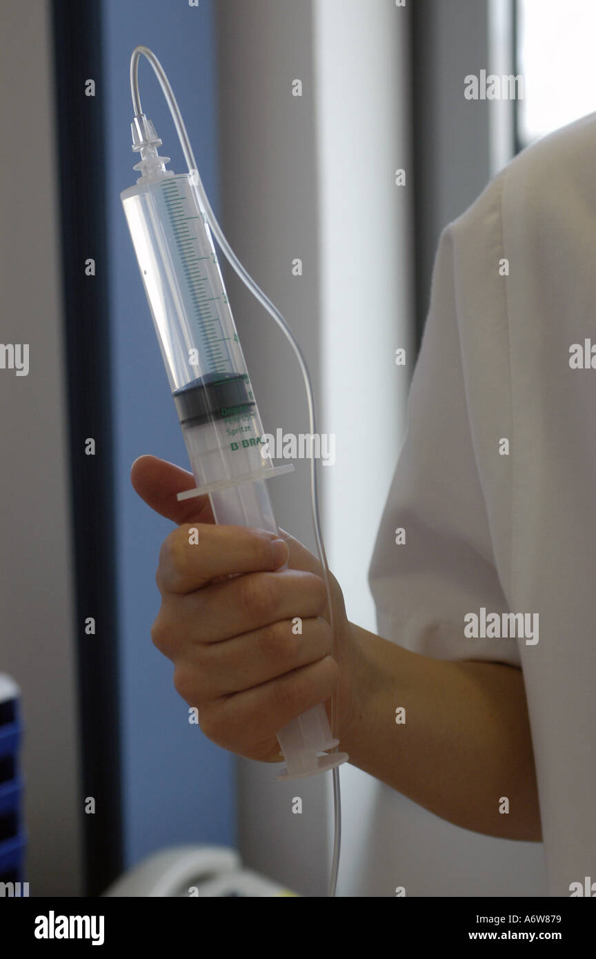 DEU Deutschland Westdeutsches Herzzentrum Essen Klinik fuer Thorax und Kardiovaskulare Chirurgie Klinik fuer Kardiologie Vorbereiten des Perfusors DEU Germania Essen Centro di cuore della Germania Ovest clinica per cardiologia infermiere prepara perfusor WICHTIG Fotos duerfen nicht fuer Werbung PR anderer Kliniken Krankenhaeuser wereingesetzt Foto Stock