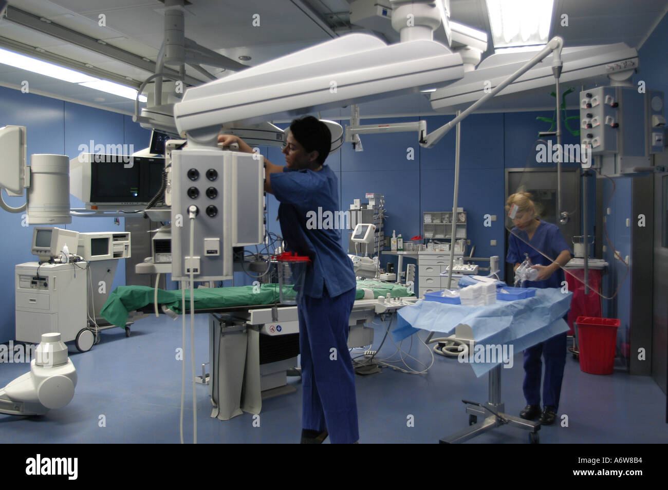 DEU Deutschland Westdeutsches Herzzentrum Essen Klinik fuer Kardiologie Hybridraum Vorbereitung eines Herzkatheters DEU Germania Essen Centro di cardiologia della Germania occidentale preparazione di una stanza ibrida per catetere intracardiaco WICHTIG Fotos duerfen nicht fuer Werbung PR anderer Kliniken Krankenhaeuser eingesetzt werden Foto Stock