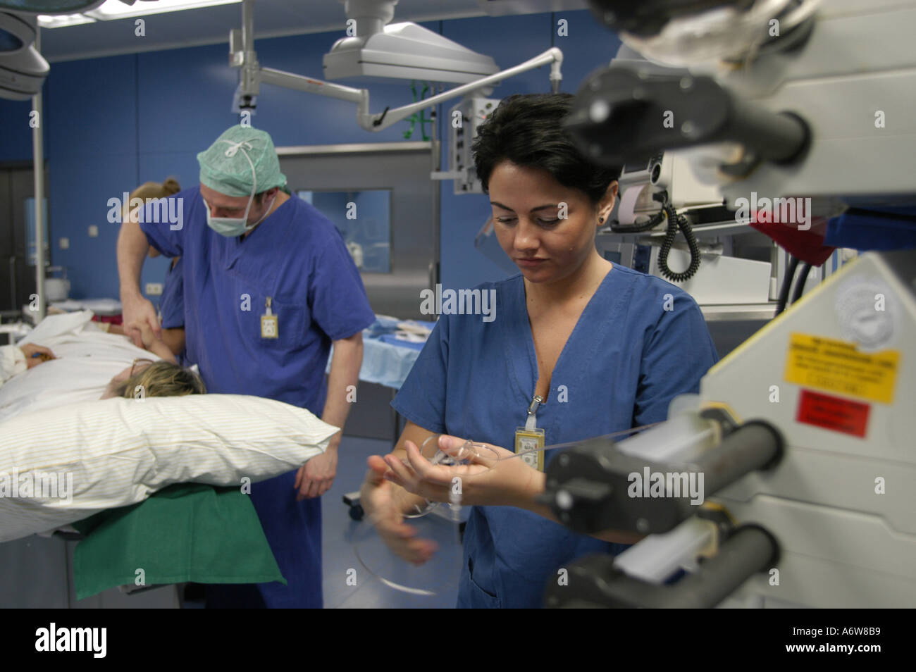 DEU Deutschland Westdeutsches Herzzentrum Essen Klinik fuer Kardiologie Hybridraum Vorbereitung eines Herzkatheters DEU Germania Essen Centro di cardiologia della Germania occidentale preparazione di una stanza ibrida per catetere intracardiaco WICHTIG Fotos duerfen nicht fuer Werbung PR anderer Kliniken Krankenhaeuser eingesetzt werden Foto Stock