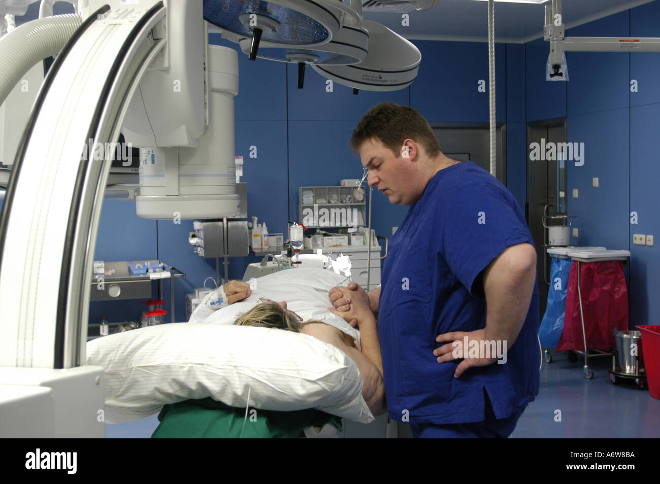 DEU Deutschland Westdeutsches Herzzentrum Essen Klinik fuer Kardiologie Hybridraum Vorbereitung eines Herzkatheters DEU Germania Essen Centro di cardiologia della Germania occidentale preparazione di una stanza ibrida per catetere intracardiaco WICHTIG Fotos duerfen nicht fuer Werbung PR anderer Kliniken Krankenhaeuser eingesetzt werden Foto Stock