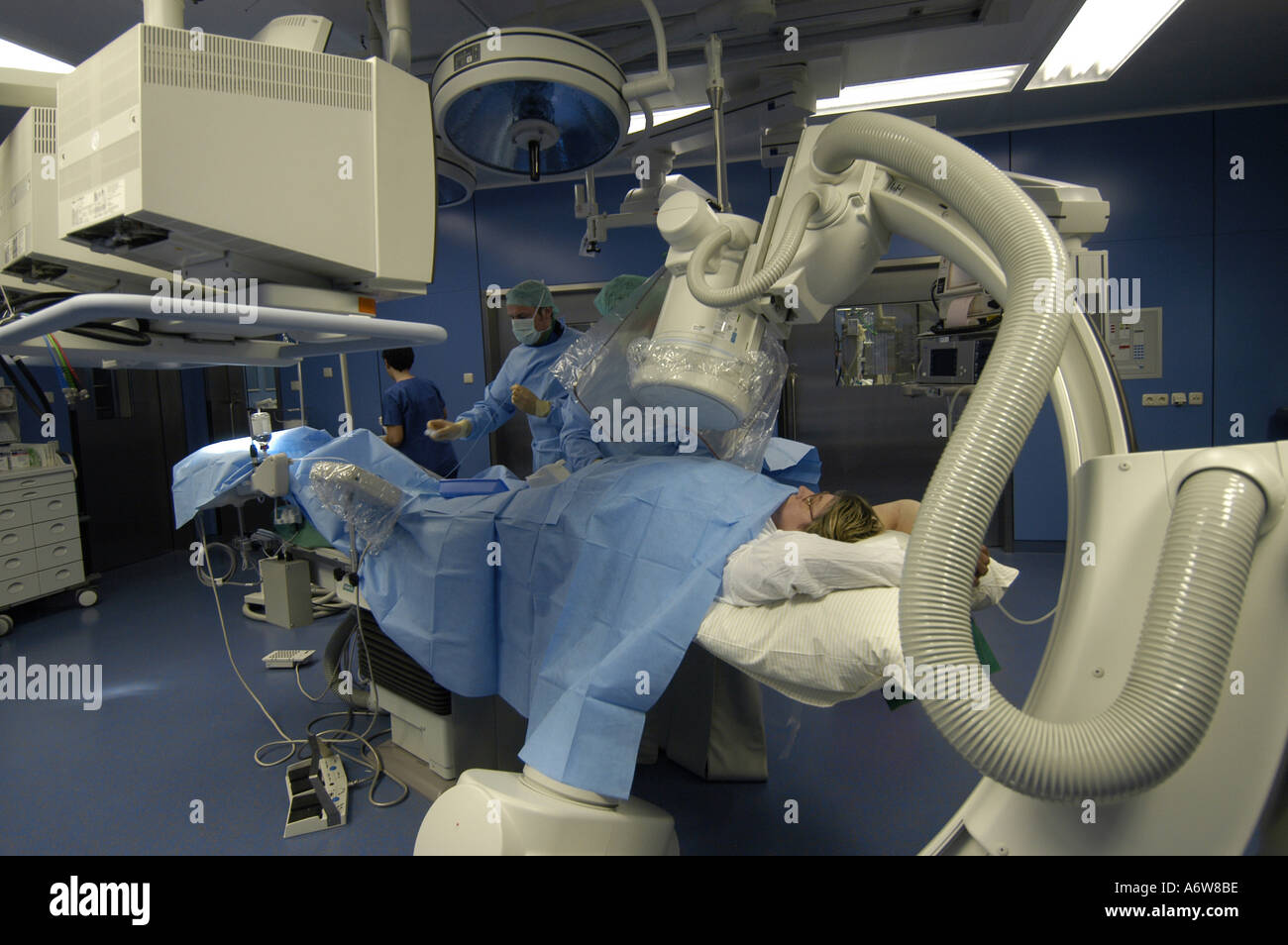 DEU Deutschland Westdeutsches Herzzentrum Essen Klinik fuer Kardiologie Hybridraum Herzkatheter Untersuchung DEU Germania Essen Centro di cuore della Germania occidentale clinica per cardiologia esame catetere intracardiaco in camera ibrida WICHTIG Fotos duerfen nicht fuer Werbung PR anderer Kliniken Krankenhaeuser eingesetzt werden Foto Stock