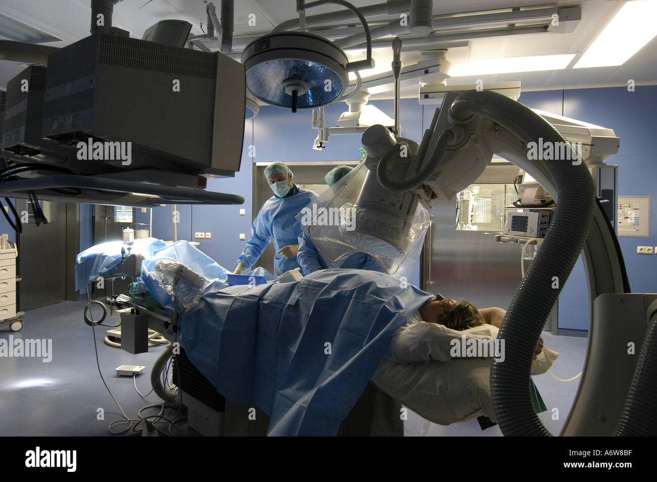 DEU Deutschland Westdeutsches Herzzentrum Essen Klinik fuer Kardiologie Hybridraum Herzkatheter Untersuchung DEU Germania Essen Centro di cuore della Germania occidentale clinica per cardiologia esame catetere intracardiaco in camera ibrida WICHTIG Fotos duerfen nicht fuer Werbung PR anderer Kliniken Krankenhaeuser eingesetzt werden Foto Stock