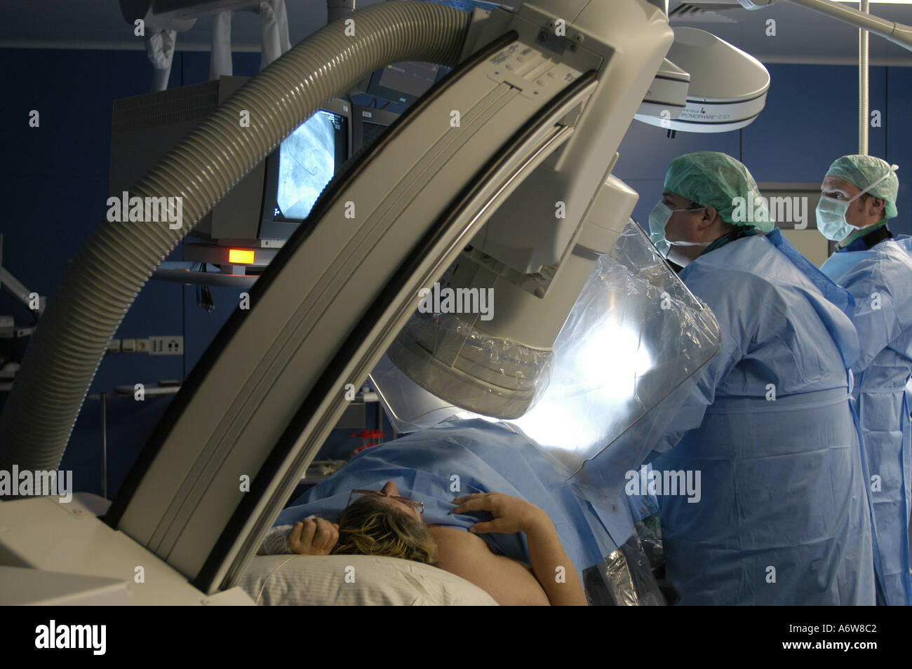 DEU Deutschland Westdeutsches Herzzentrum Essen Klinik fuer Kardiologie Hybridraum Herzkatheter Untersuchung DEU Germania Essen Centro di cuore della Germania occidentale clinica per cardiologia esame catetere intracardiaco in camera ibrida WICHTIG Fotos duerfen nicht fuer Werbung PR anderer Kliniken Krankenhaeuser eingesetzt werden Foto Stock