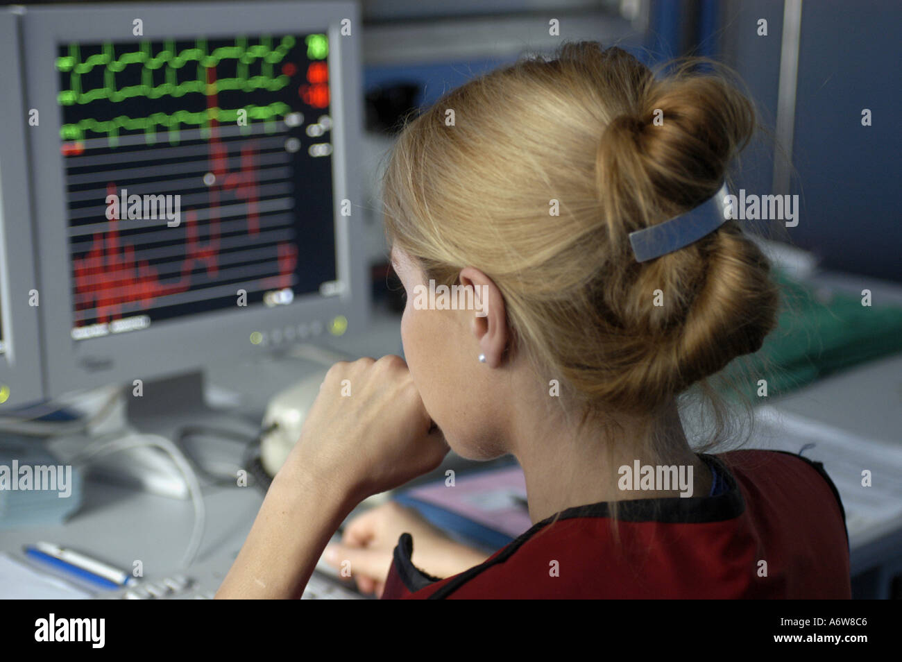 DEU Deutschland Westdeutsches Herzzentrum Essen Klinik fuer Kardiologie Ueberwachungsraum DEU Germania Essen Centro di cuore della Germania Ovest clinica per la supervisione cardiologica WICHTIG Fotos duerfen nicht fuer Werbung PR anderer Kliniken Krankenhaeuser eingesetzt werden Foto Stock