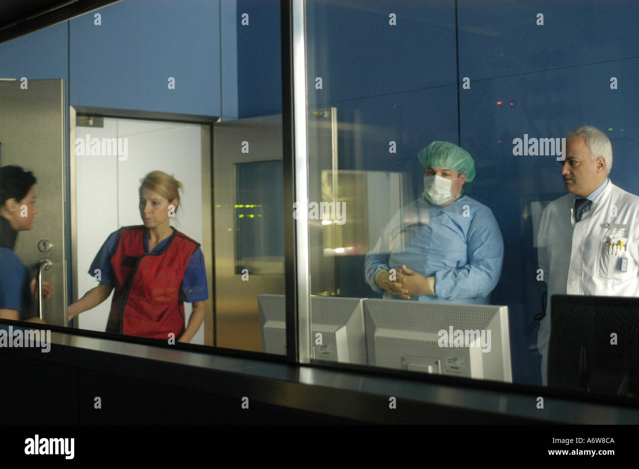 DEU Deutschland Westdeutsches Herzzentrum Essen Klinik fuer Kardiologie Ueberwachungsraum DEU Germania Essen Centro di cuore della Germania Ovest clinica per la supervisione cardiologica WICHTIG Fotos duerfen nicht fuer Werbung PR anderer Kliniken Krankenhaeuser eingesetzt werden Foto Stock