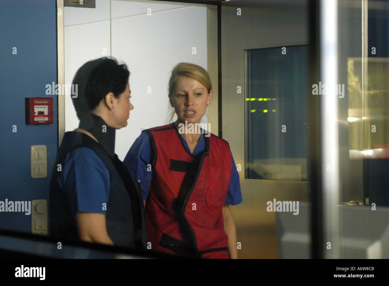 DEU Deutschland Westdeutsches Herzzentrum Essen Klinik fuer Kardiologie Hybridraum Ueberwachungsraum DEU Germania Essen Centro cardiaco della Germania Ovest clinica per cardiologia sala di supervisione ibrida WICHTIG Fotos duerfen nicht fuer Werbung PR anderer Kliniken Krankenhaeuser eingesetzt werden Foto Stock