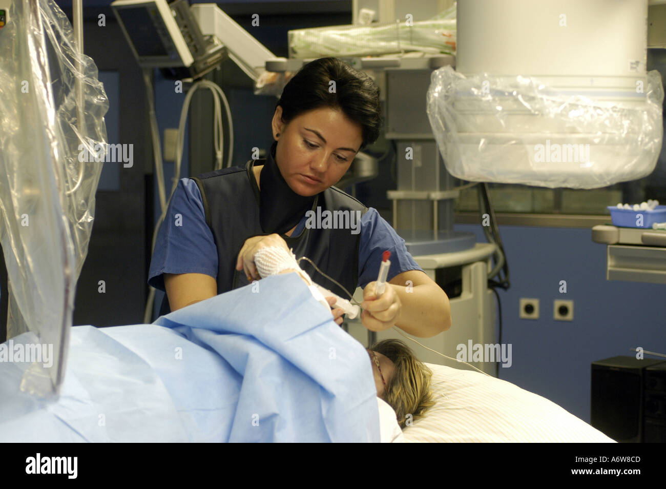 DEU Deutschland Westdeutsches Herzzentrum Essen Klinik fuer Kardiologie Hybridraum DEU Germania Essen Centro di cardiologia della Germania Ovest clinica per la cardiologia HYBRID room WICHTIG Fotos duerfen nicht fuer Werbung PR anderer Kliniken Krankenhaeuser eingesetzt werden Foto Stock