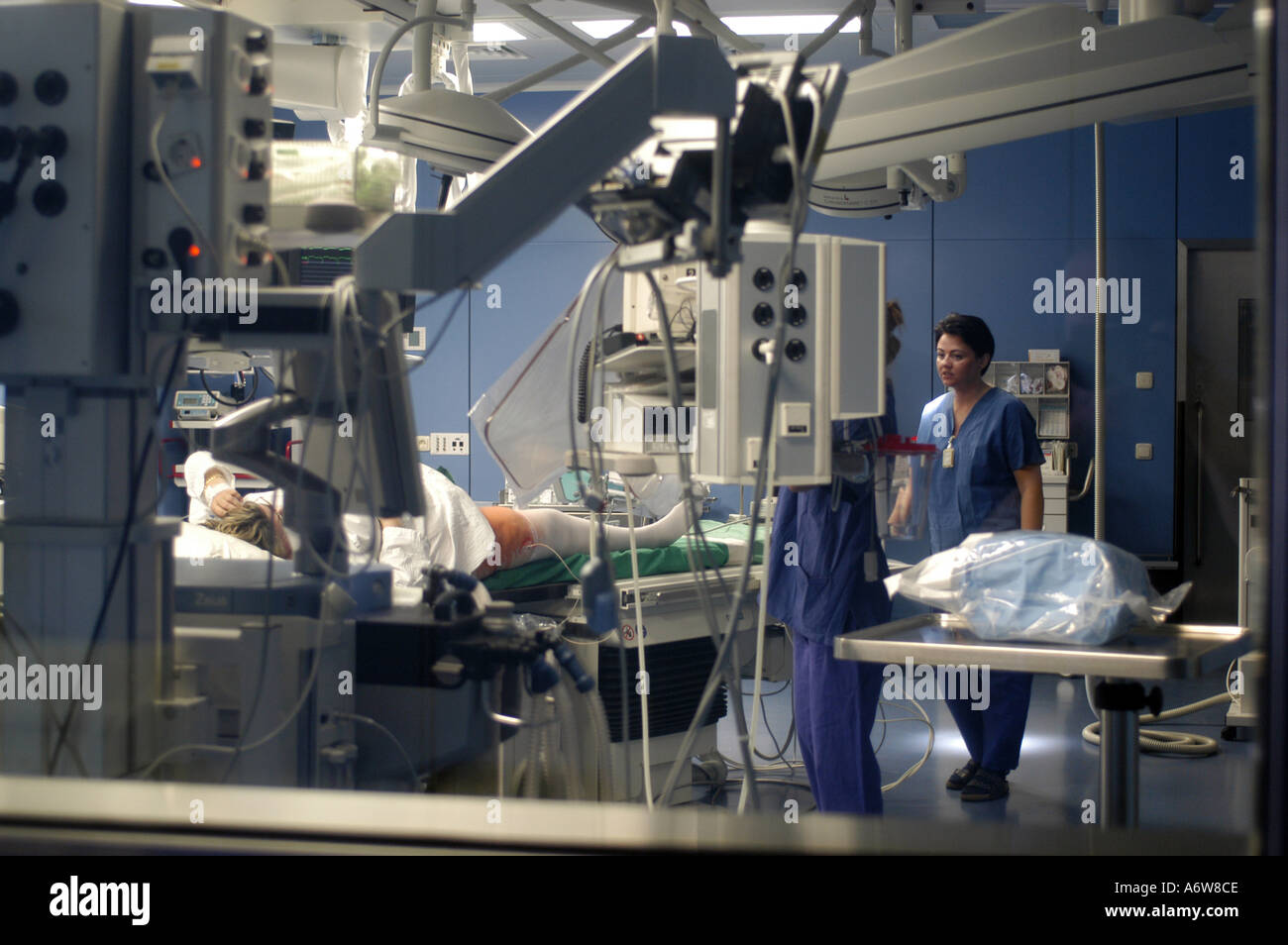 DEU Deutschland Westdeutsches Herzzentrum Essen Klinik fuer Kardiologie Hybridraum Herzkatheter Untersuchung DEU Germania Essen Centro di cuore della Germania occidentale clinica per cardiologia esame catetere intracardiaco in camera ibrida WICHTIG Fotos duerfen nicht fuer Werbung PR anderer Kliniken Krankenhaeuser eingesetzt werden Foto Stock