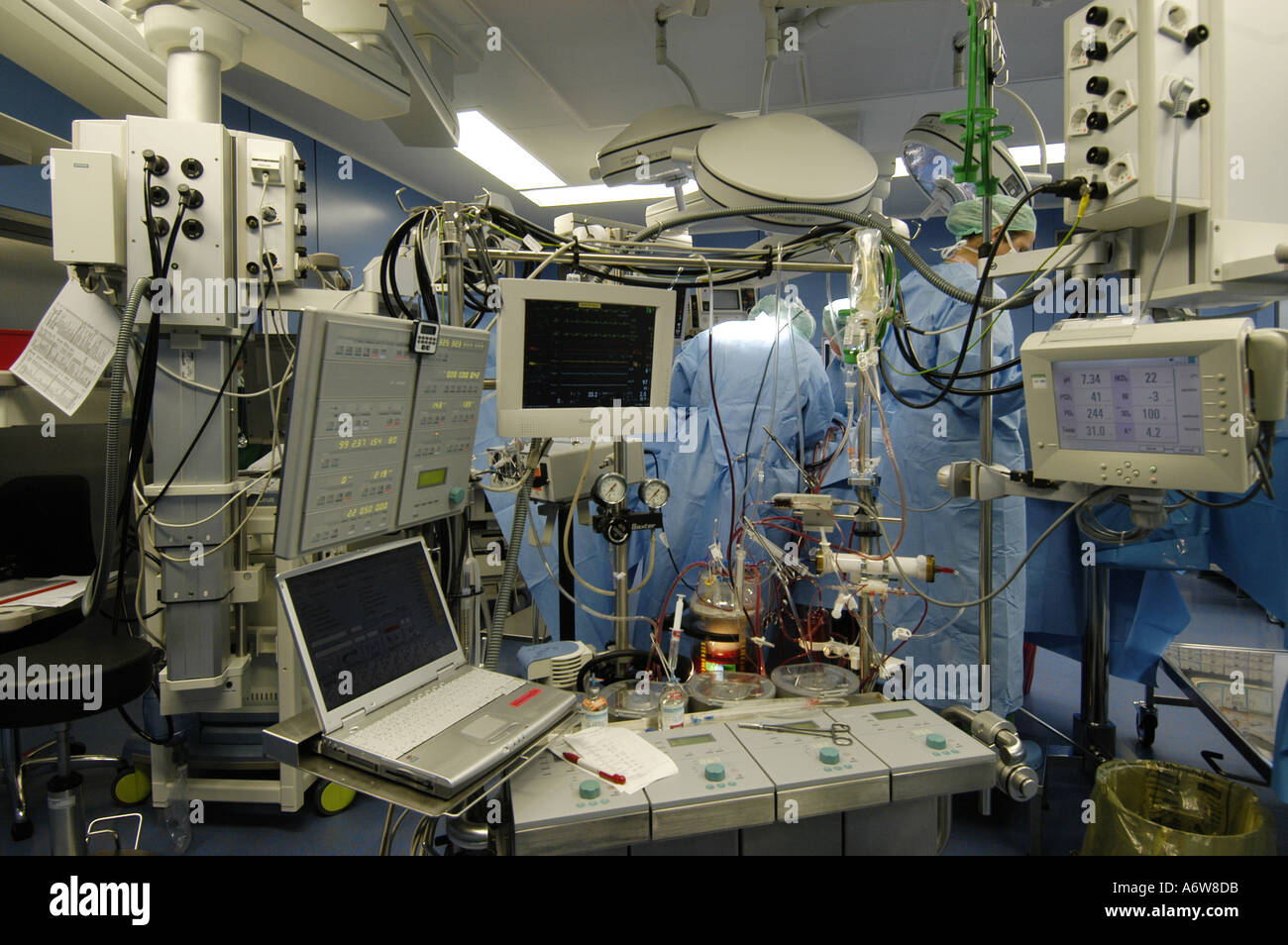 DEU Deutschland Westdeutsches Herzzentrum Essen Klinik fuer Thorax und Kardiovaskulare Chirurgie Herz Lungen Maschine DEU Germania Essen Centro di cuore della Germania Ovest clinica per torace e chirurgia cardiovascolare rianimazione cardiopolmonare WICHTIG Fotos duerfen nicht fuer Werbung PR anderer Kliniken Krankenhaeuser eingesetzt werden Foto Stock