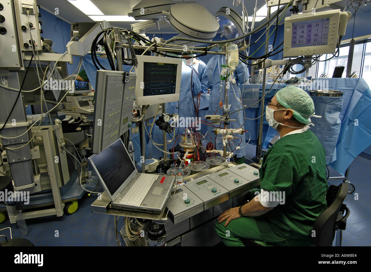 DEU Deutschland Westdeutsches Herzzentrum Essen Klinik fuer Thorax und Kardiovaskulare Chirurgie Herz Lungen Maschine DEU Germania Essen Centro di cuore della Germania Ovest clinica per torace e chirurgia cardiovascolare rianimazione cardiopolmonare WICHTIG Fotos duerfen nicht fuer Werbung PR anderer Kliniken Krankenhaeuser eingesetzt werden Foto Stock