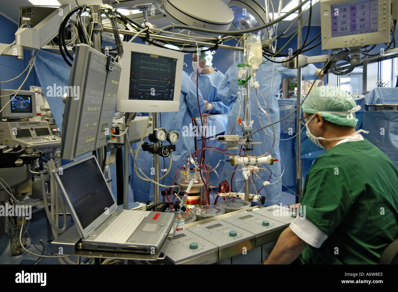 DEU Deutschland Westdeutsches Herzzentrum Essen Klinik fuer Thorax und Kardiovaskulare Chirurgie Herz Lungen Maschine DEU Germania Essen Centro di cuore della Germania Ovest clinica per torace e chirurgia cardiovascolare rianimazione cardiopolmonare WICHTIG Fotos duerfen nicht fuer Werbung PR anderer Kliniken Krankenhaeuser eingesetzt werden Foto Stock