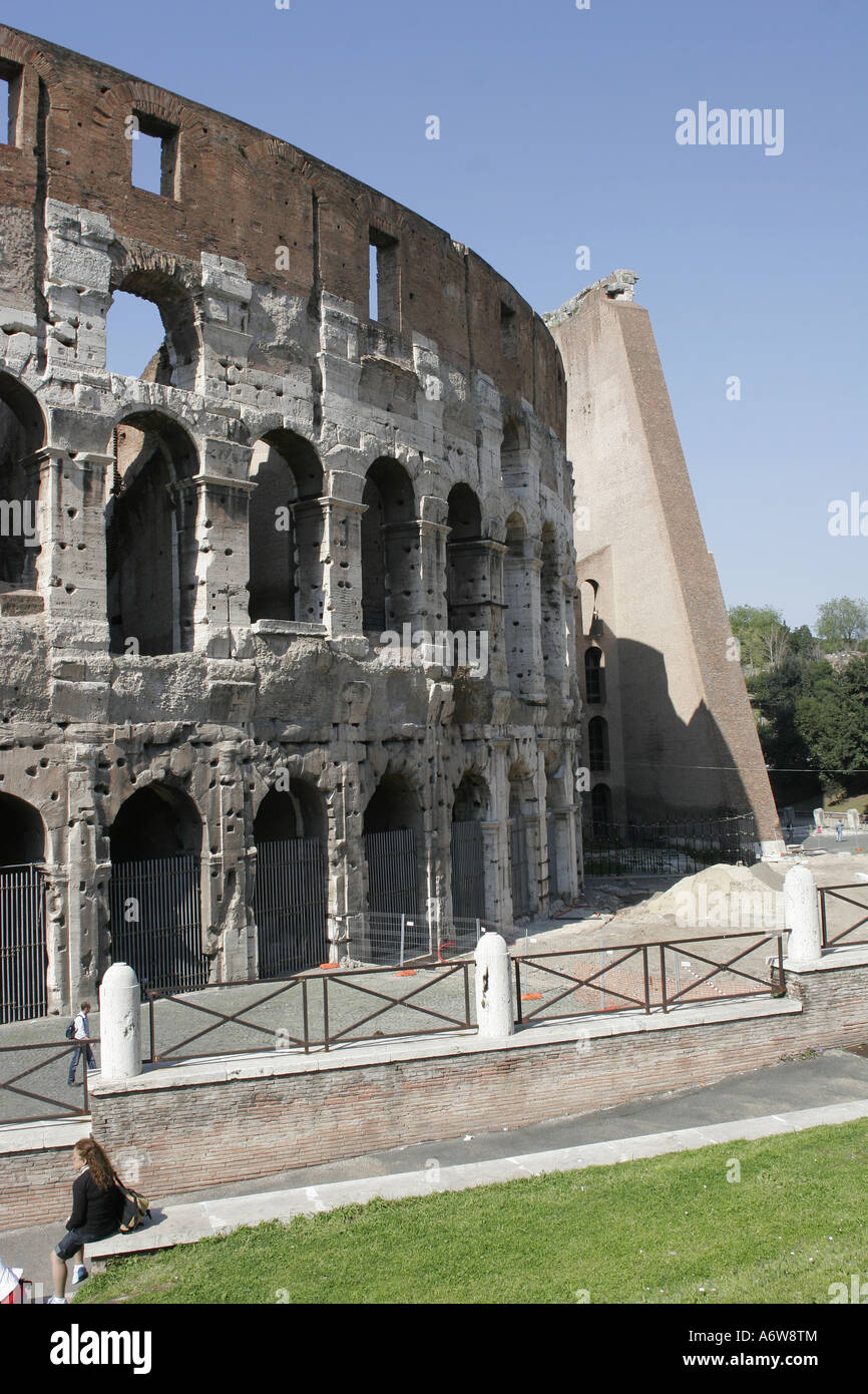Il Colosseo o il Colosseo, originariamente conosciuto come Anfiteatro Flavio , Roma Italia Europa Foto Stock