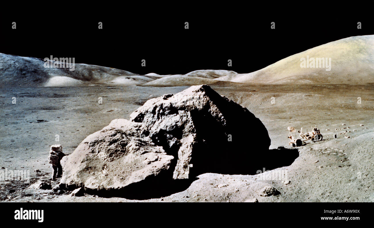 Surface of the Moon Apollo 17 l'ultima missione di atterraggio lunare - Dr Harrison Schmitt lavorando da Tracy's Rock durante EVA 3 con veicolo Lunar Rover Foto Stock Surface of the Moon Apollo 17 l'ultima missione di atterraggio lunare - Dr Harrison Schmitt lavorando da Tracy's Rock durante EVA 3 con veicolo Lunar Rover Foto Stock