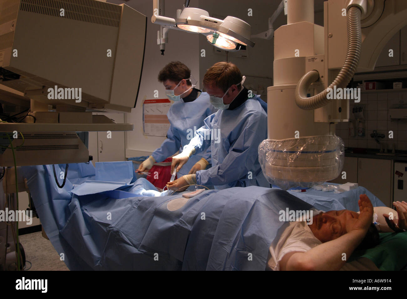 DEU Deutschland Westdeutsches Herzzentrum Essen Klinik fuer Kardiologie Hybridraum Herzkatheter Untersuchung DEU Germania Essen Centro di cuore della Germania occidentale clinica per cardiologia esame catetere intracardiaco in camera ibrida WICHTIG Fotos duerfen nicht fuer Werbung PR anderer Kliniken Krankenhaeuser eingesetzt werden Foto Stock