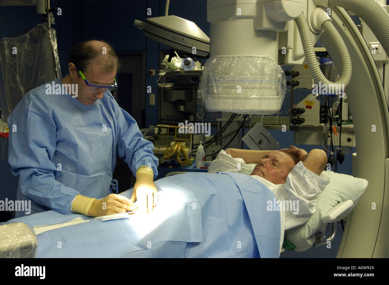 DEU Deutschland Westdeutsches Herzzentrum Essen Klinik fuer Kardiologie Hybridraum Herzkatheter Untersuchung durch Klinik Direktor Professor Dr med Raimund Erbel DEU Germania Essen Centro di cuore della Germania occidentale clinica per cardiologia catetere intracardiaco camera ibrida esame a capo della clinica Professor Dr med Raimund Erbel WICHTIG Fotos duerfen nicht fuer Werbenhenkwert Klinererfen Klinertung Foto Stock