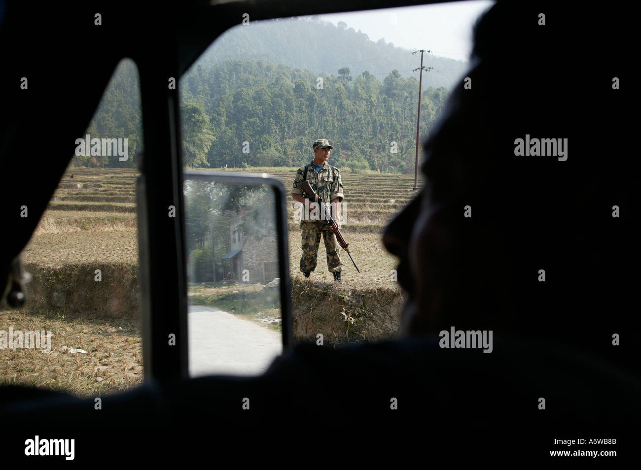 Asia Nepal Novembre 2003 soldati governativi creare blocchi stradali Foto Stock