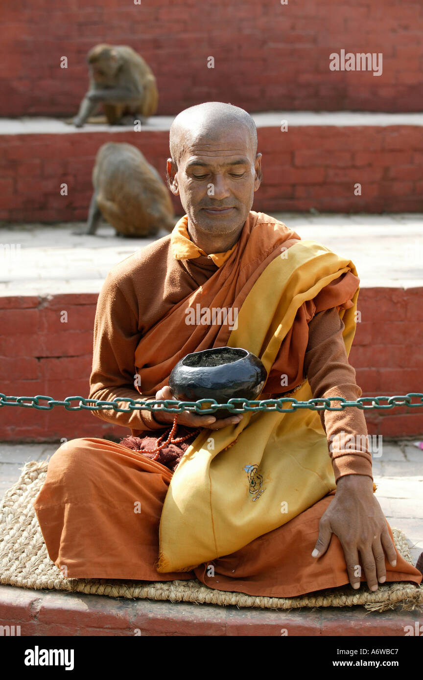 Un monaco Theravada al tempio delle scimmie a Kathmandu in Nepal 2003 Foto Stock