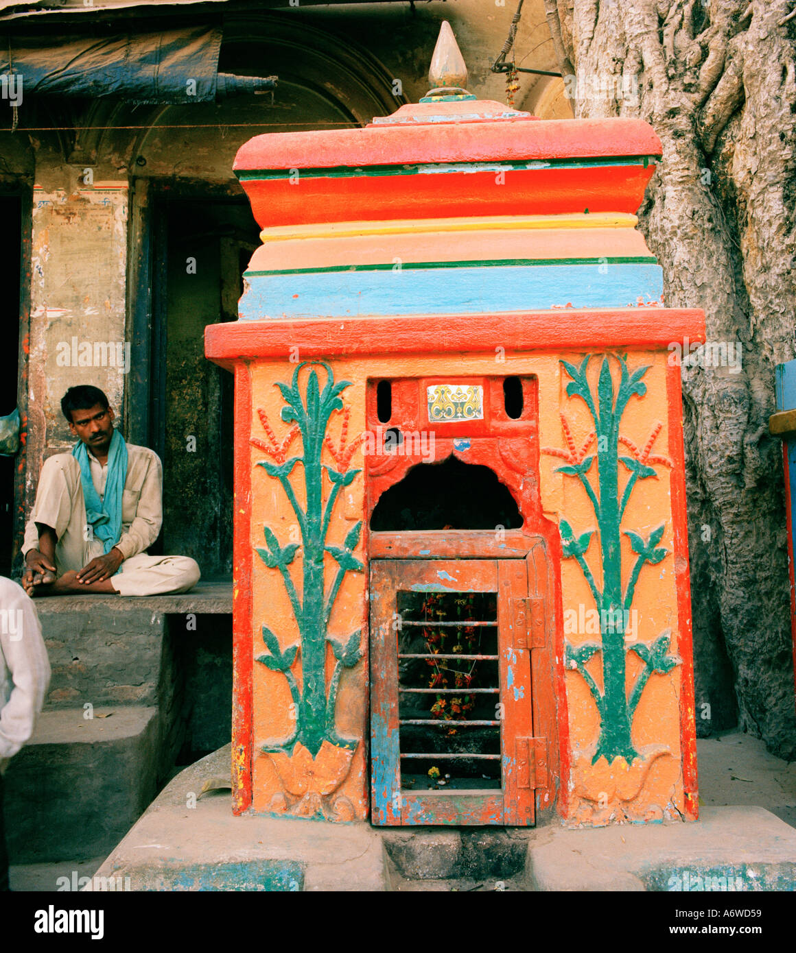 Tempio indù santuario Varanasi Benares in Uttar Pradesh in India in Asia del Sud. La religione di arte religiosa della città di viaggio urbano Wanderlust Foto Stock