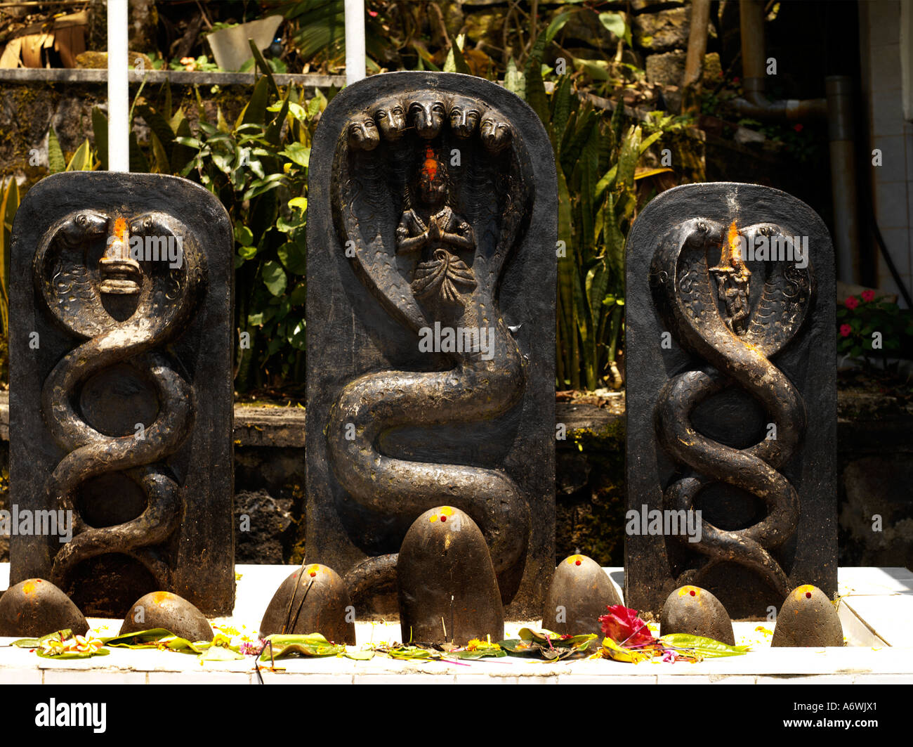 Grand Bassin Maurizio Statue di Adhiseshaya Namaha Nagendraya Namaha e Kalingaya Namaha Foto Stock