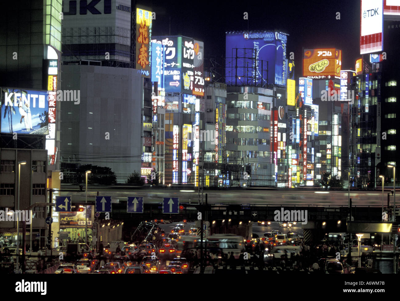 Asia, Giappone, Tokyo Shinjuku, ku, ora di punta il traffico a Yasukuni, dori Avenue; sera Foto Stock