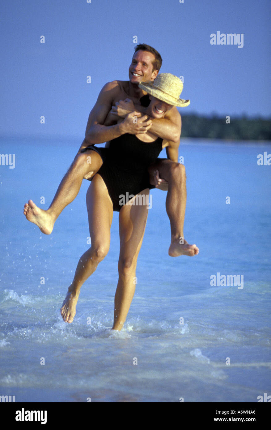 Oceano Indiano, Maldive, giovane, età 25-30, essere giocoso sulla bellissima isola tropicale spiaggia; (MR) Foto Stock