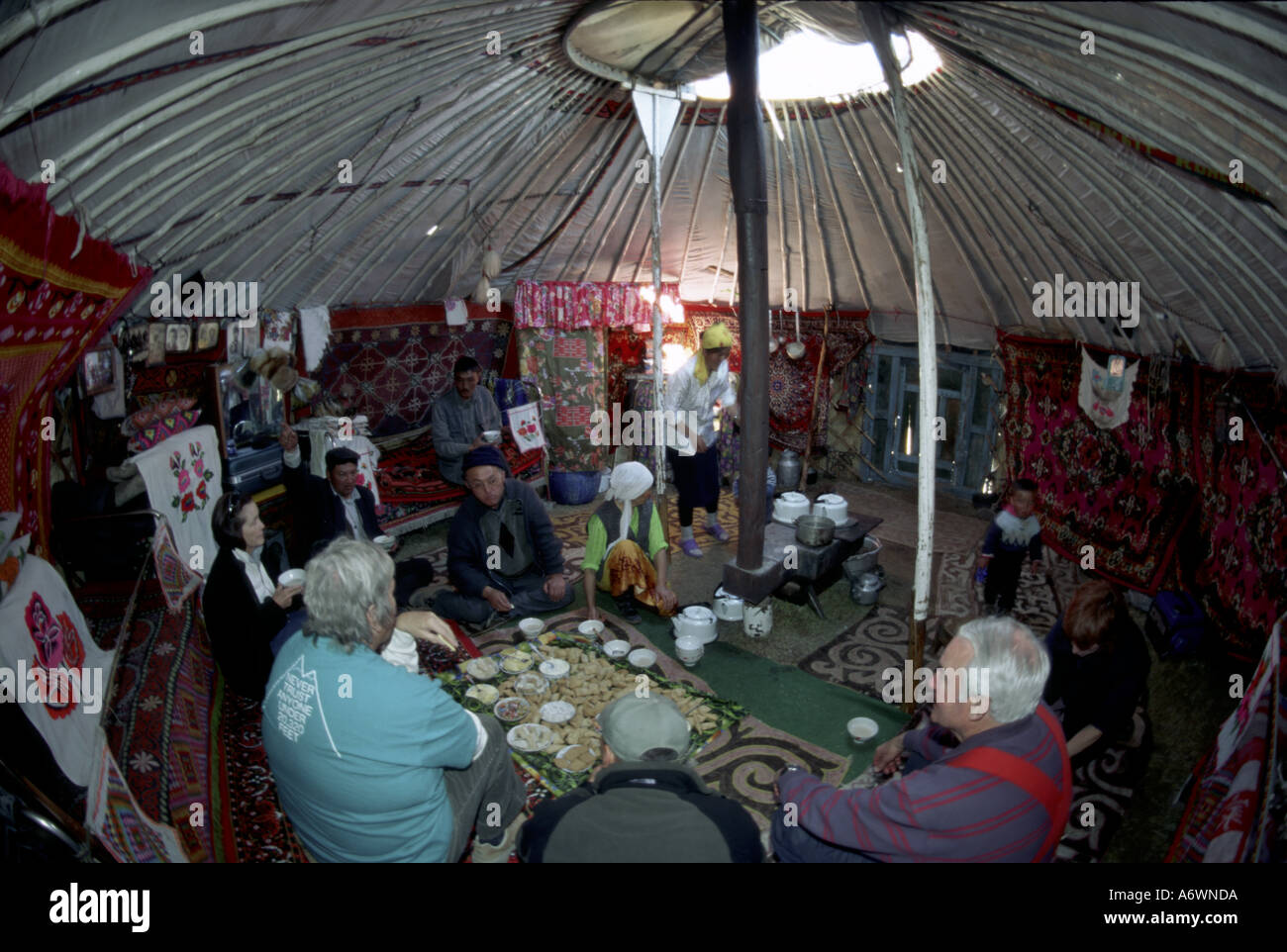 Asia, Mongolia, Golden Eagle Festival. in visita a L'Aquila dei cacciatori (ger yurt) Foto Stock