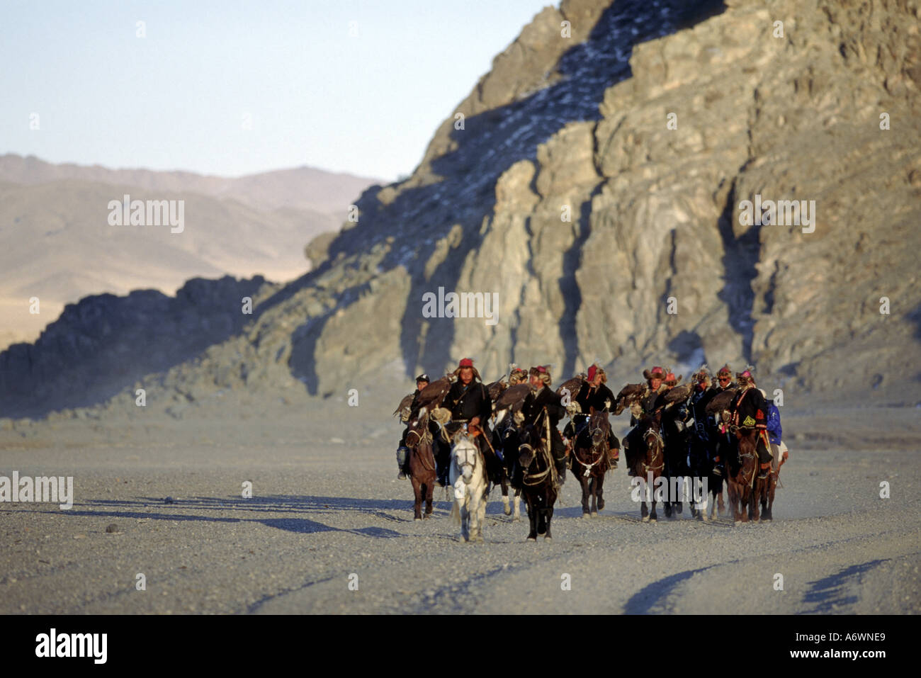 Asia, Mongolia, Golden Eagle Festival. eagle hunters tornando a Ulgii Foto Stock