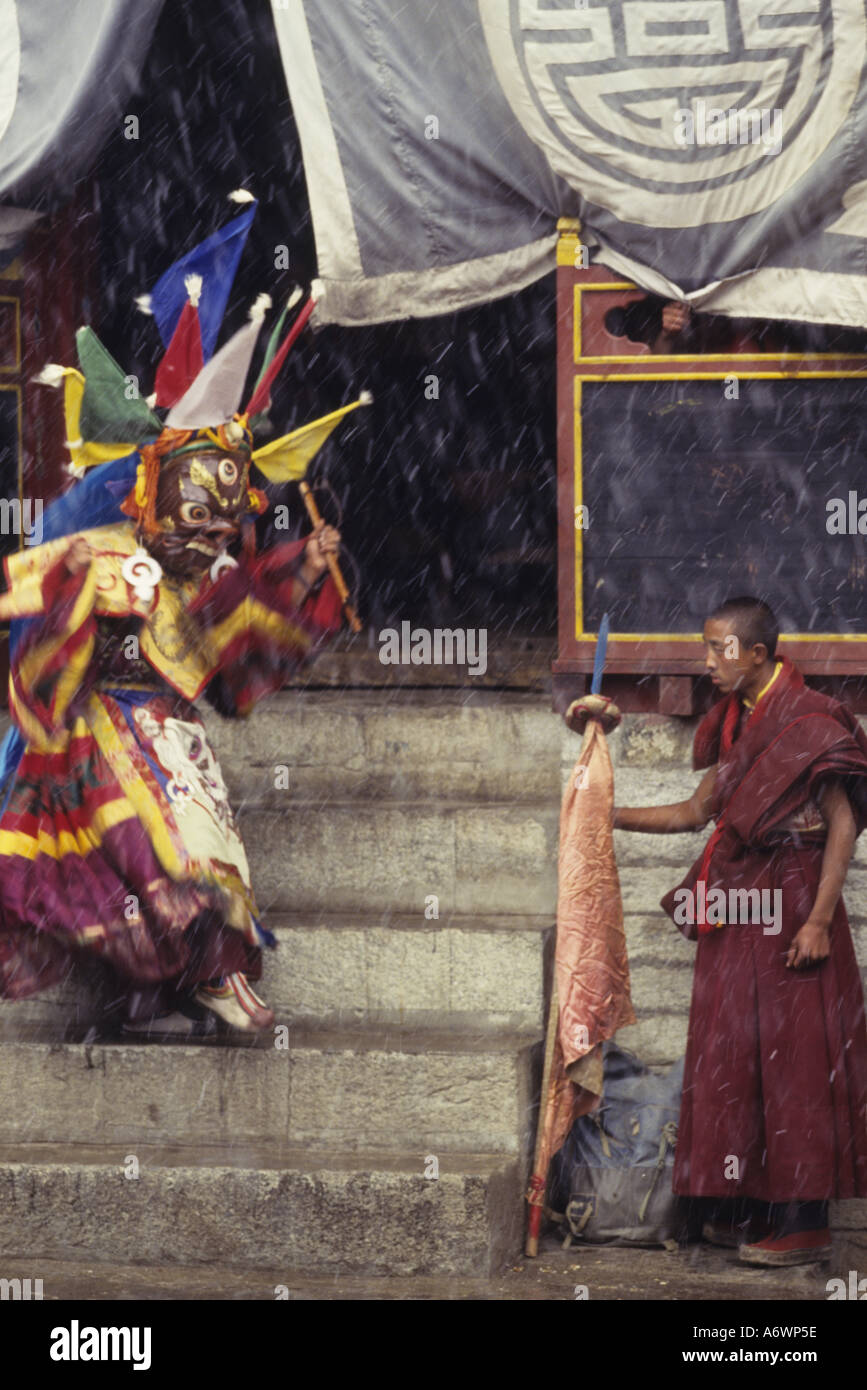 Asia, Nepal, Himalaya, Solu Khumbu, monaci buddisti eseguire ballo mascherato a Mani-Rimdu festival, monastero di Tengboche. Foto Stock