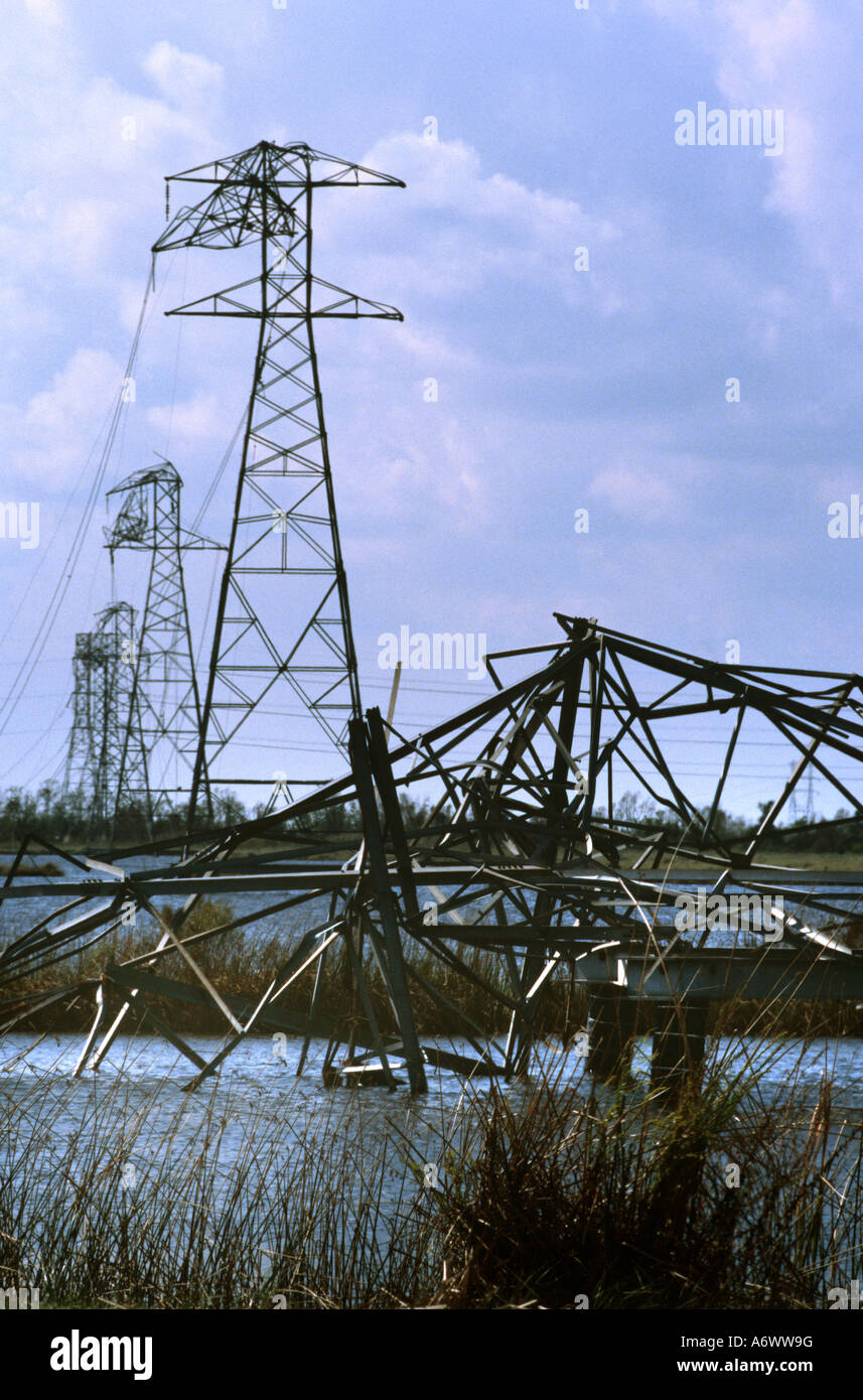 Crumpled torri di trasmissione lungo Sabine Lago in Texas sono gravi prove di uragano Rita surge devastante delle maree e i venti Foto Stock