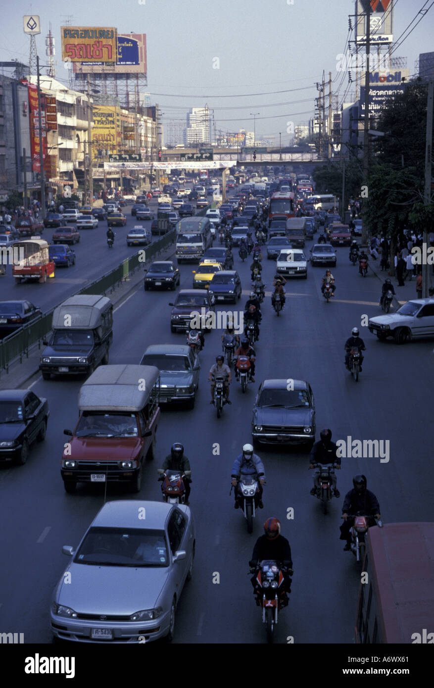 Asia, Thailandia, Bangkok, traffico di automobili e motociclette Foto Stock