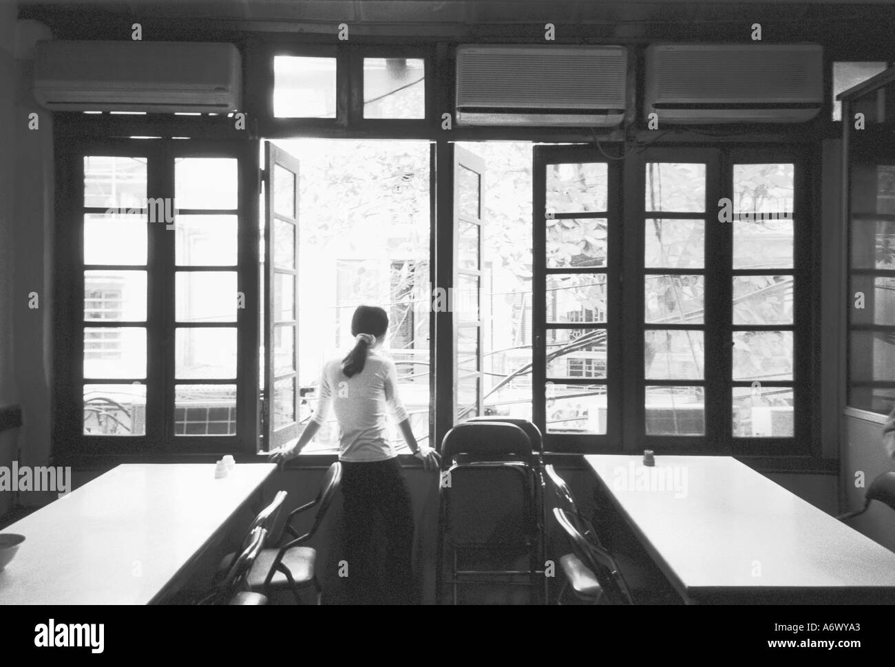 Hanoi Vietnam, finestra & Waitres Cha Ca La Vong Cafe (NR) Foto Stock