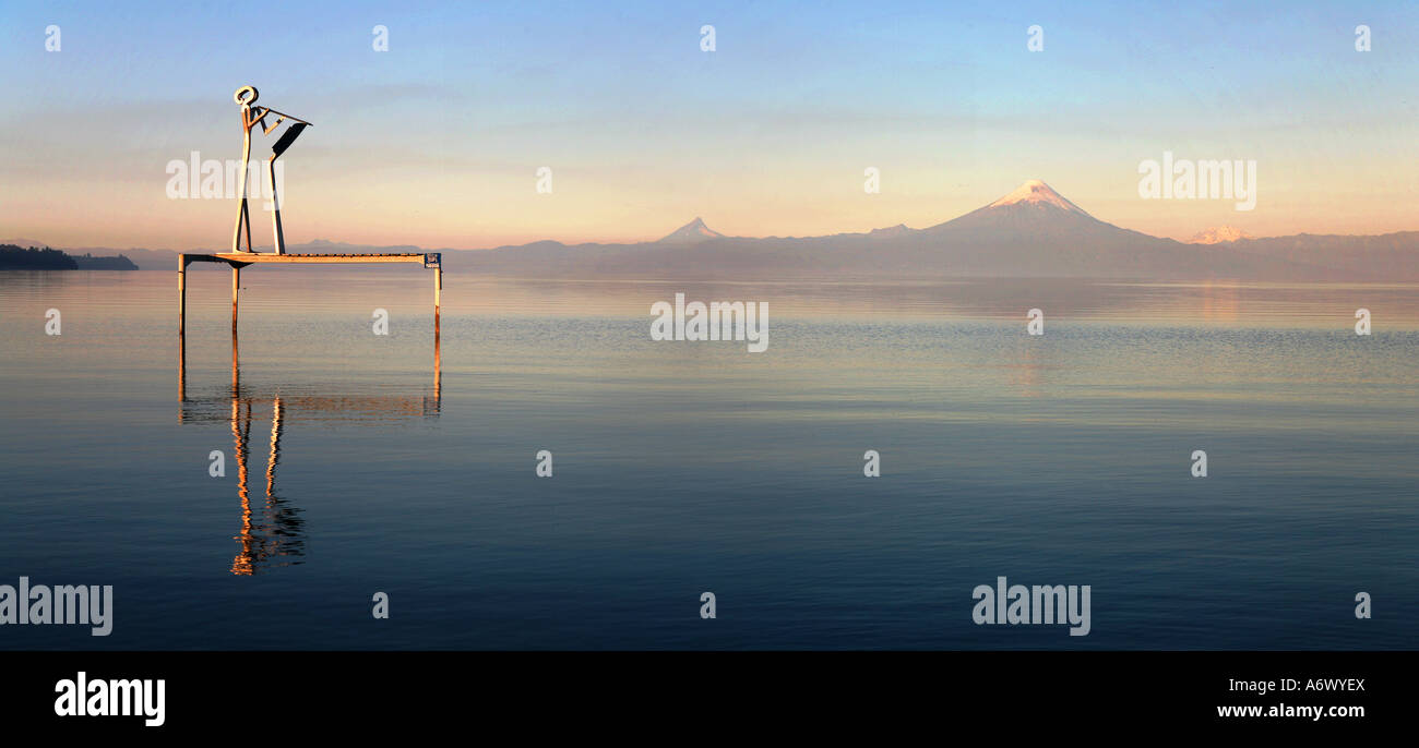 Scultura musicale Volcan vulcano Osorno e del Lago Llanquihue cileno Lake District cile america del sud Foto Stock