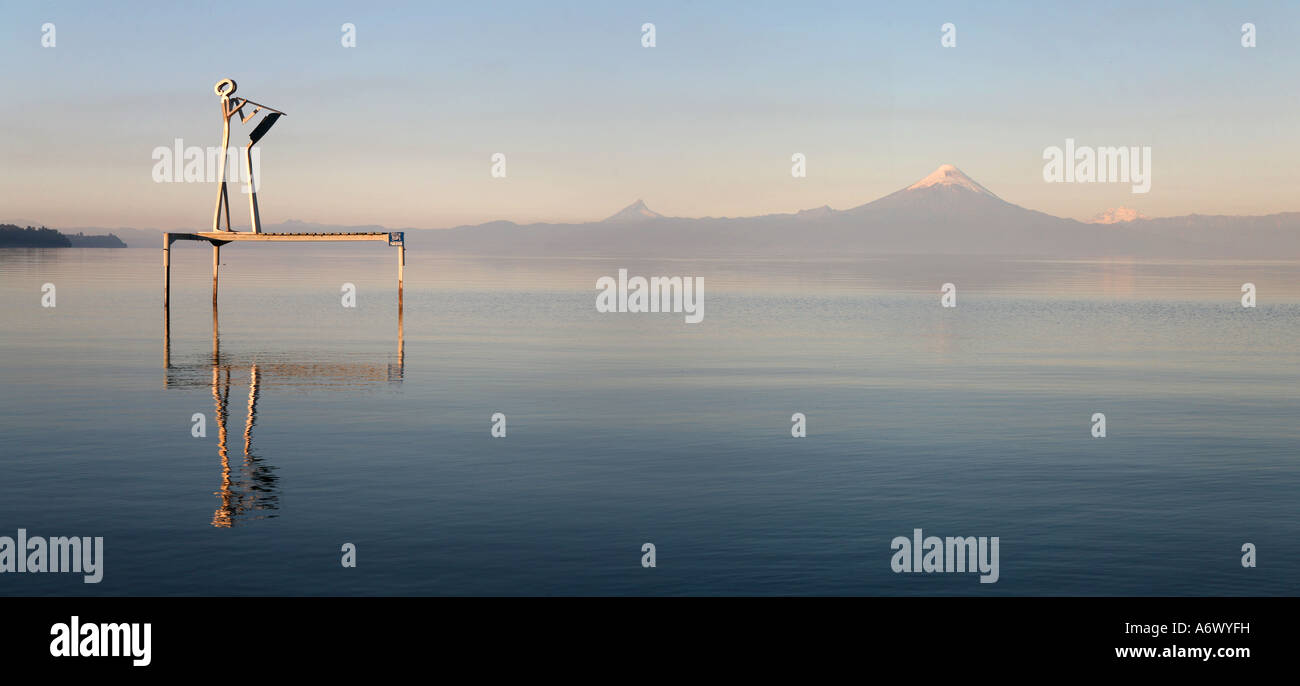 Scultura musicale Volcan vulcano Osorno e del Lago Llanquihue cileno Lake District cile america del sud Foto Stock