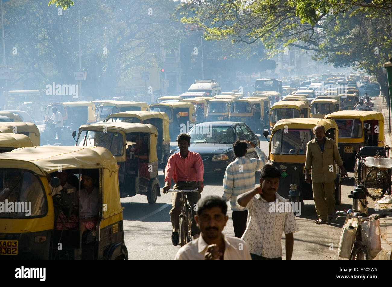 I fumi del traffico dal risciò motorizzati in India Foto Stock