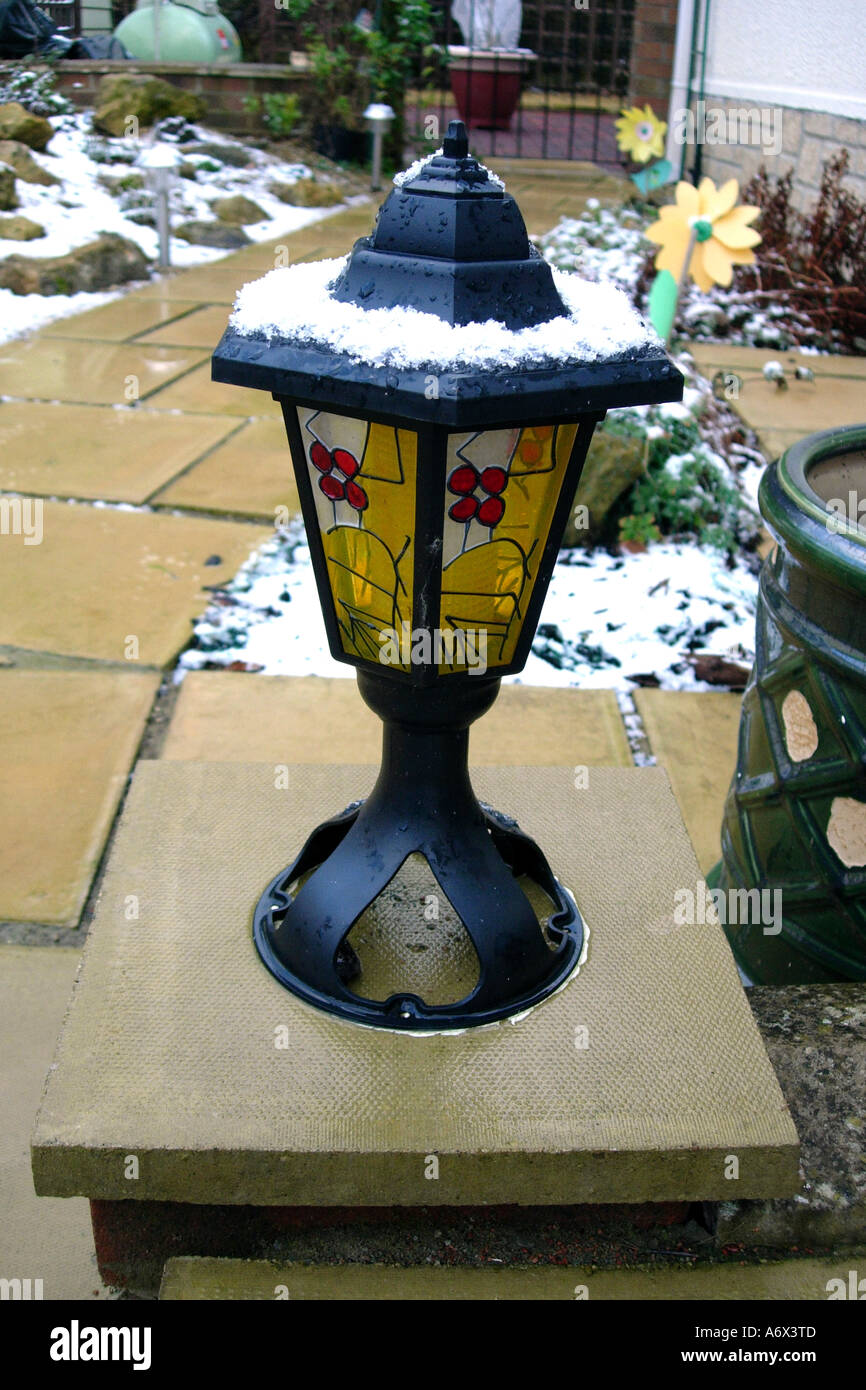 Alimentato con energia solare lanterna coperto di neve. Foto Stock