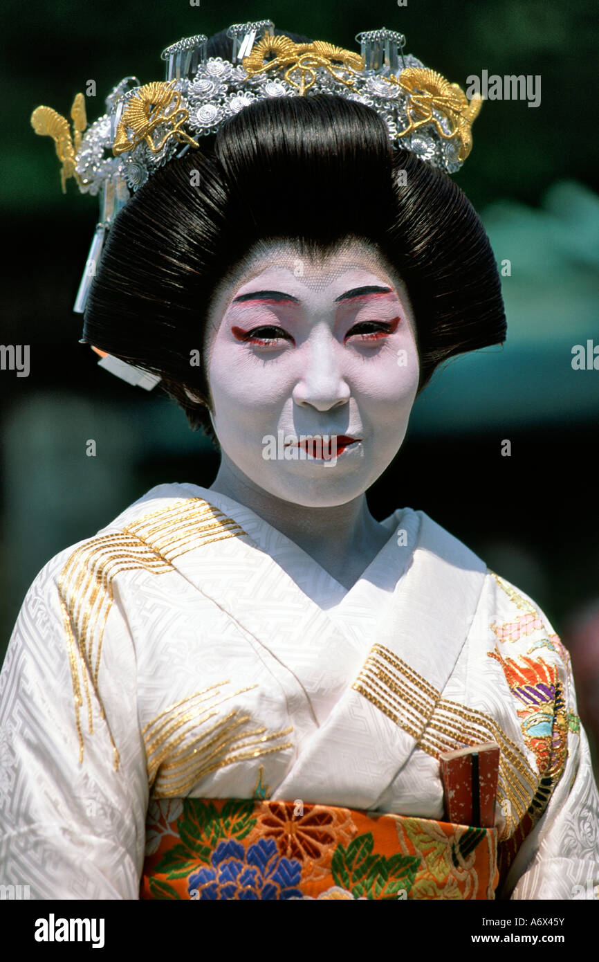 Un giapponese geisha pone nel suo vestito tradizionale a Tokyo in Giappone  Foto stock - Alamy