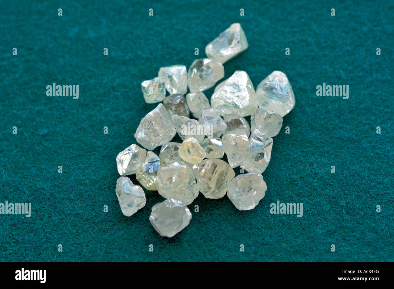 I diamanti grezzi nella sala di smistamento a De Beers Diamond Trading Company in Harry Oppenheimer House a Kimberley in Sud Africa. Foto Stock