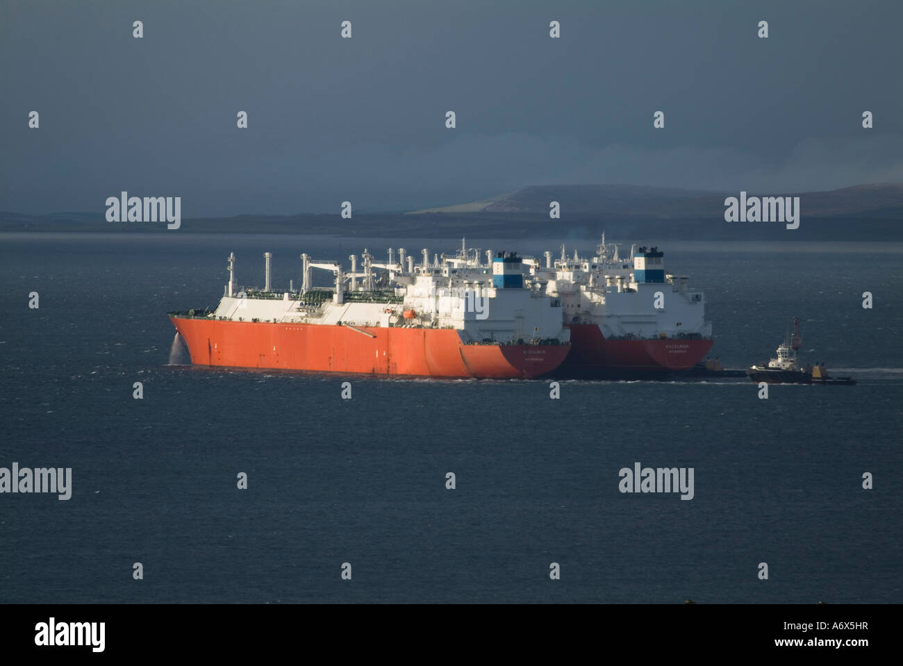 dh LNG navi cisterna UK Excelsior Excalibur nave trasferimento di gas liquido Scapa Flow scotla petroliere petroliere navi trasporto scozia Foto Stock