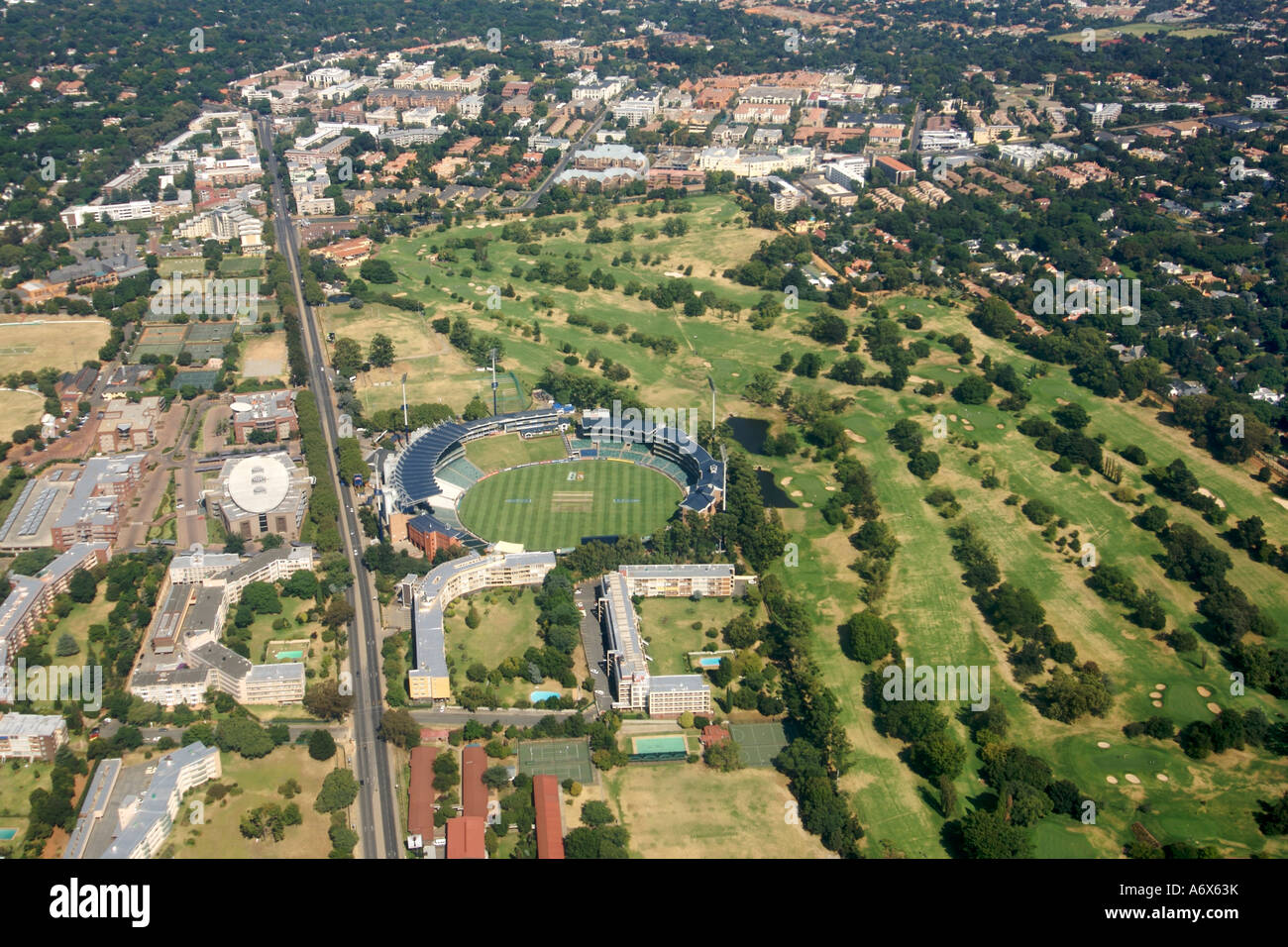 Vista aerea del Wanderers sports club compresi i motivi di cricket e il campo da golf di Johannesburg. Foto Stock