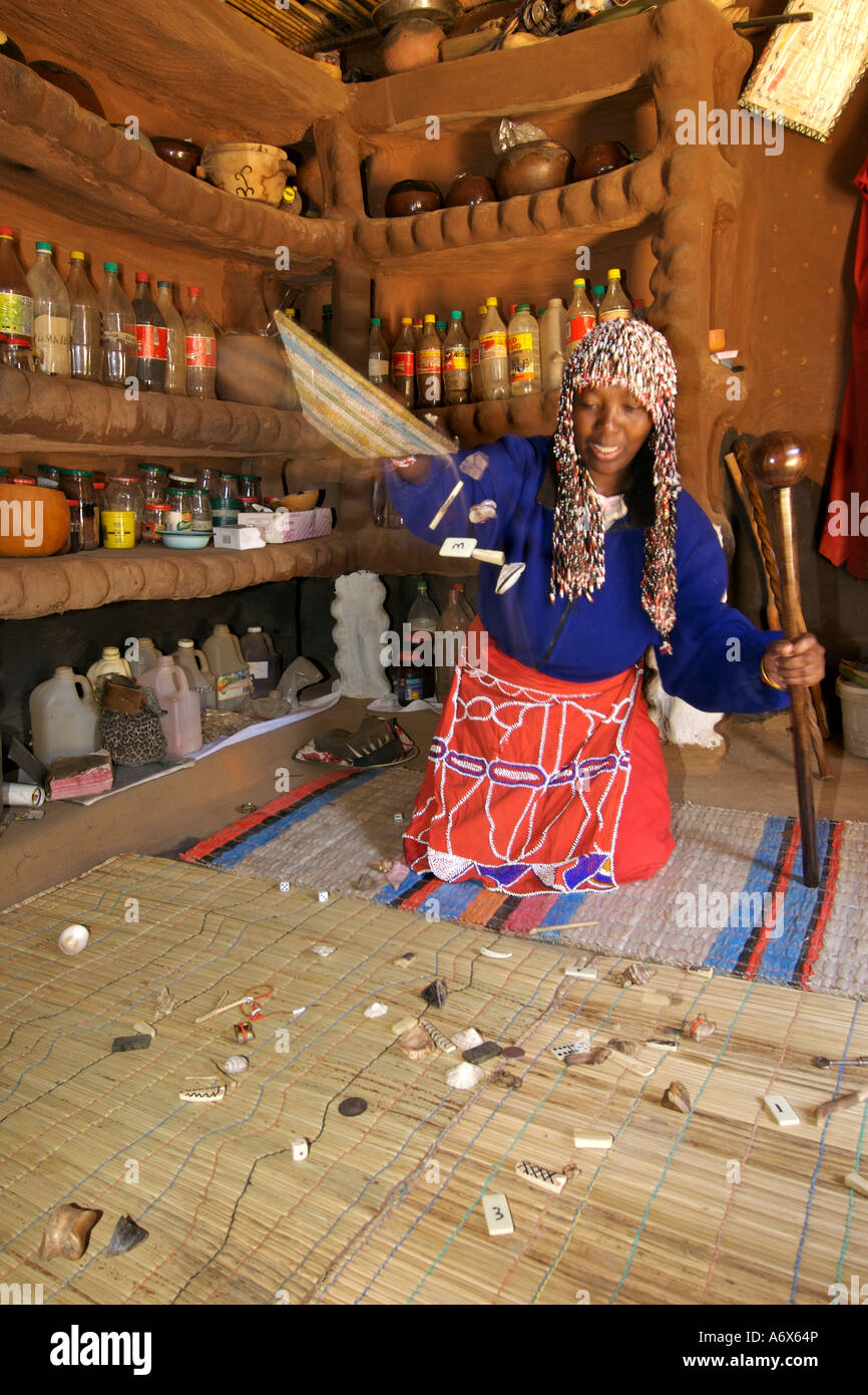 Un tradizionale sangoma gettare oggetti vari che lei utilizza per consultazioni nelle township di Refilwe in Sud Africa. Foto Stock