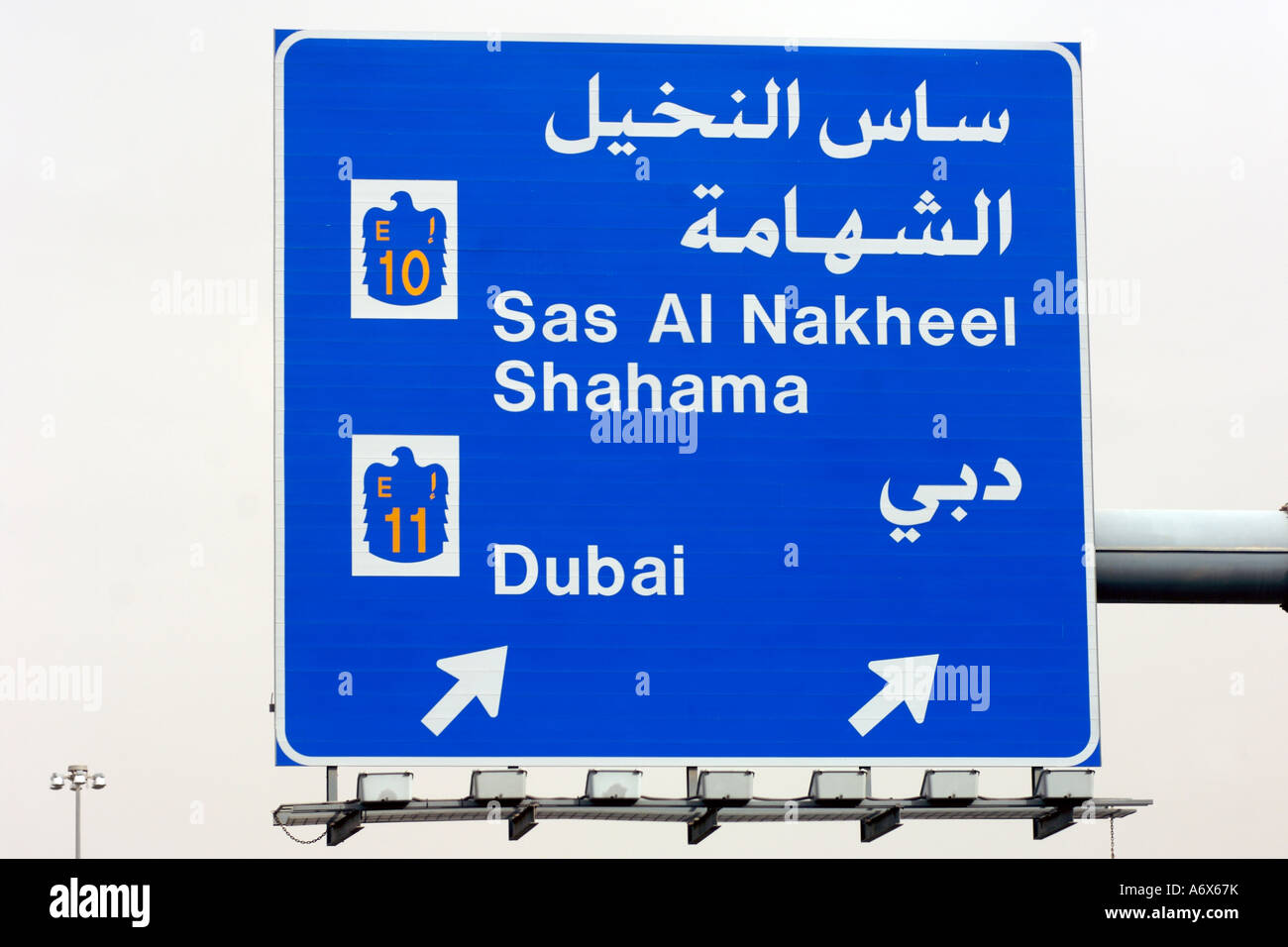 Segnaletica stradale lungo la Sheikh Zayed road in esecuzione tra Dubai e Abu Dhabi negli Emirati Arabi Uniti. Foto Stock